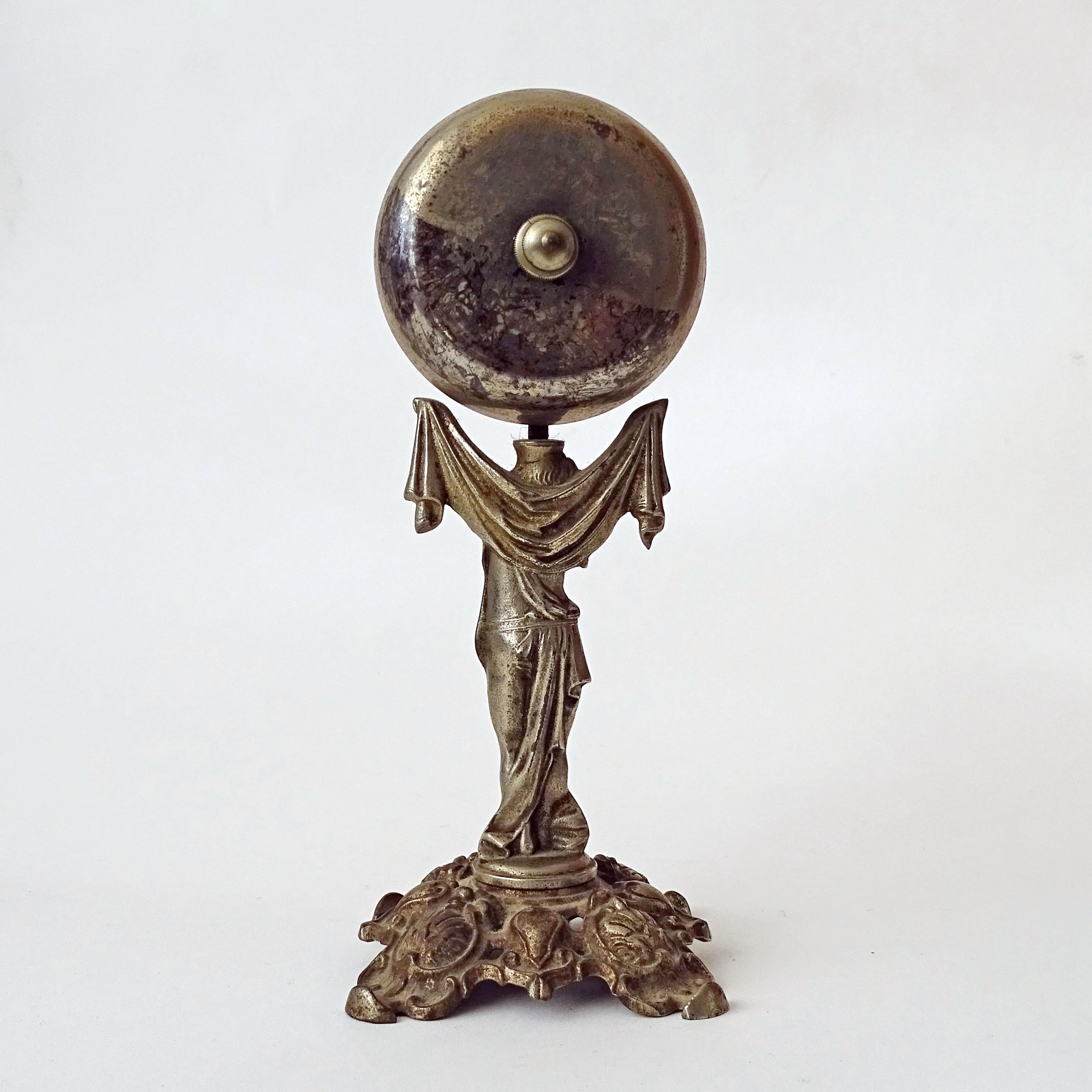 Splendido campanello da reception dell'hotel a doppia faccia in stile Art Nouveau con figura di un giovane ragazzo
Marcato Dep.
