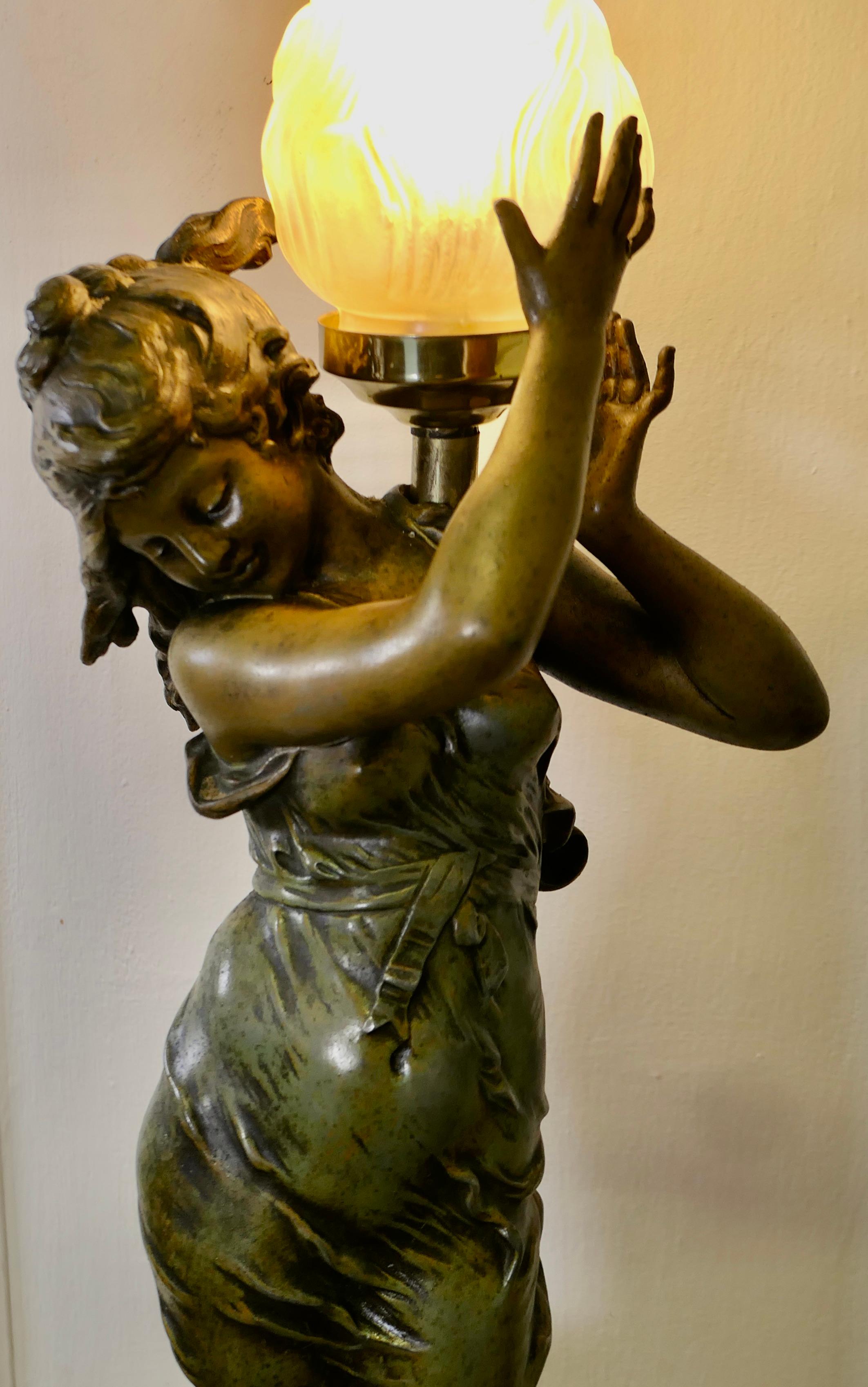 Jugendstil-Figurenlampe, signiert Auguste Moreau 

Eine bezaubernde Lampe in Form einer Wassernymphe oder Naide, die Lampe steht auf einem Marmorsockel, die Oberfläche ist kalt bemalt in Moosgrün und Gold 
Die Lampe ist voll funktionsfähig, in gutem