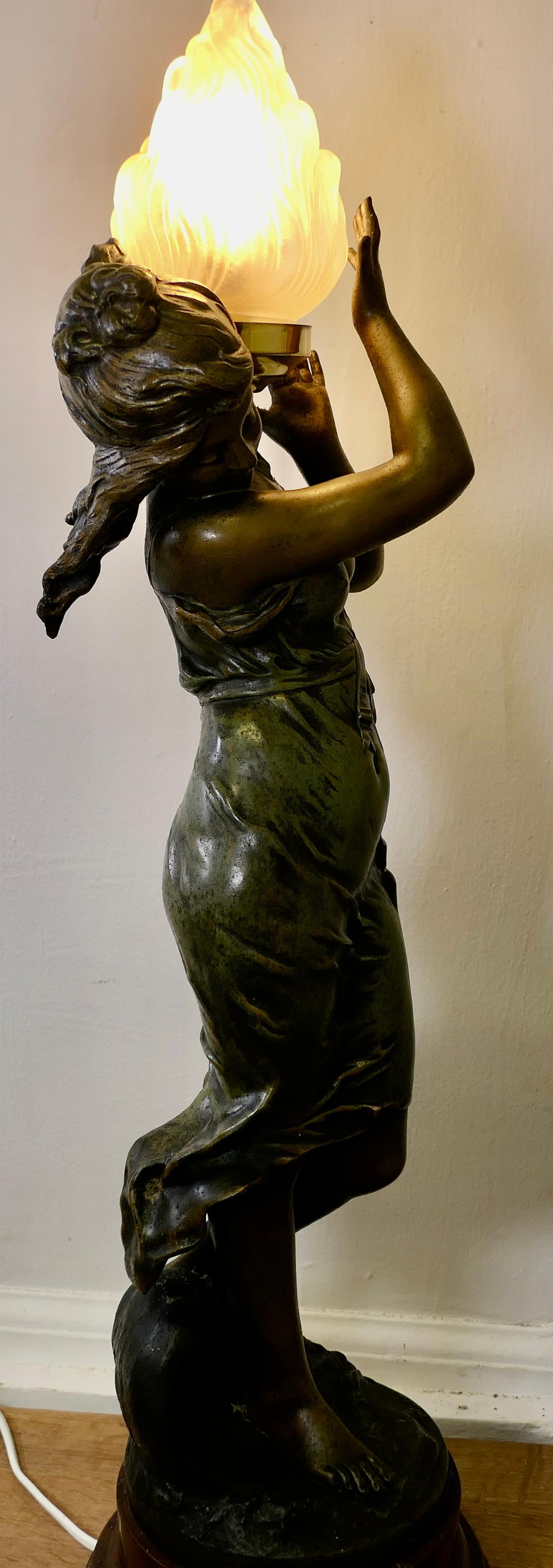 Jugendstil-Figurenlampe, signiert Auguste Moreau   Eine charmante Lampe   im Zustand „Gut“ im Angebot in Chillerton, Isle of Wight
