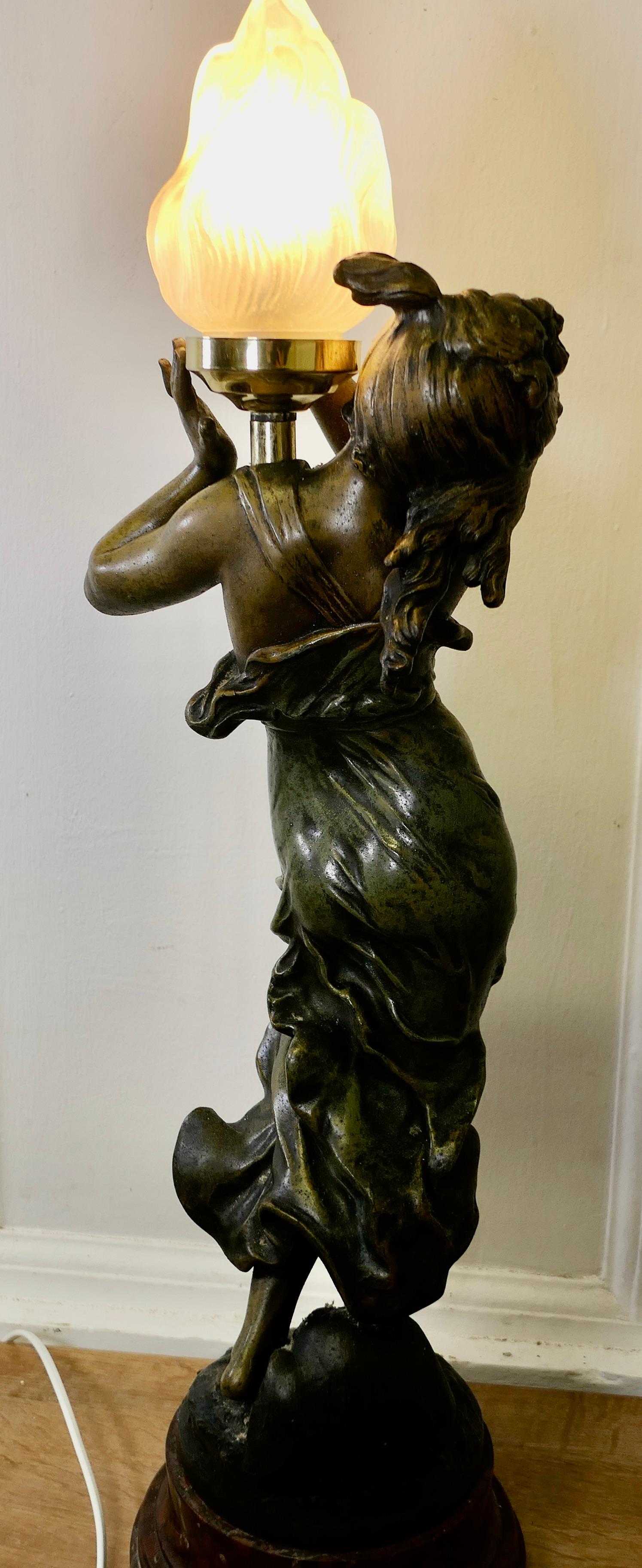 Début du 20ème siècle Lampe figurative Art Nouveau signée Auguste Moreau   Une lampe charmante   en vente