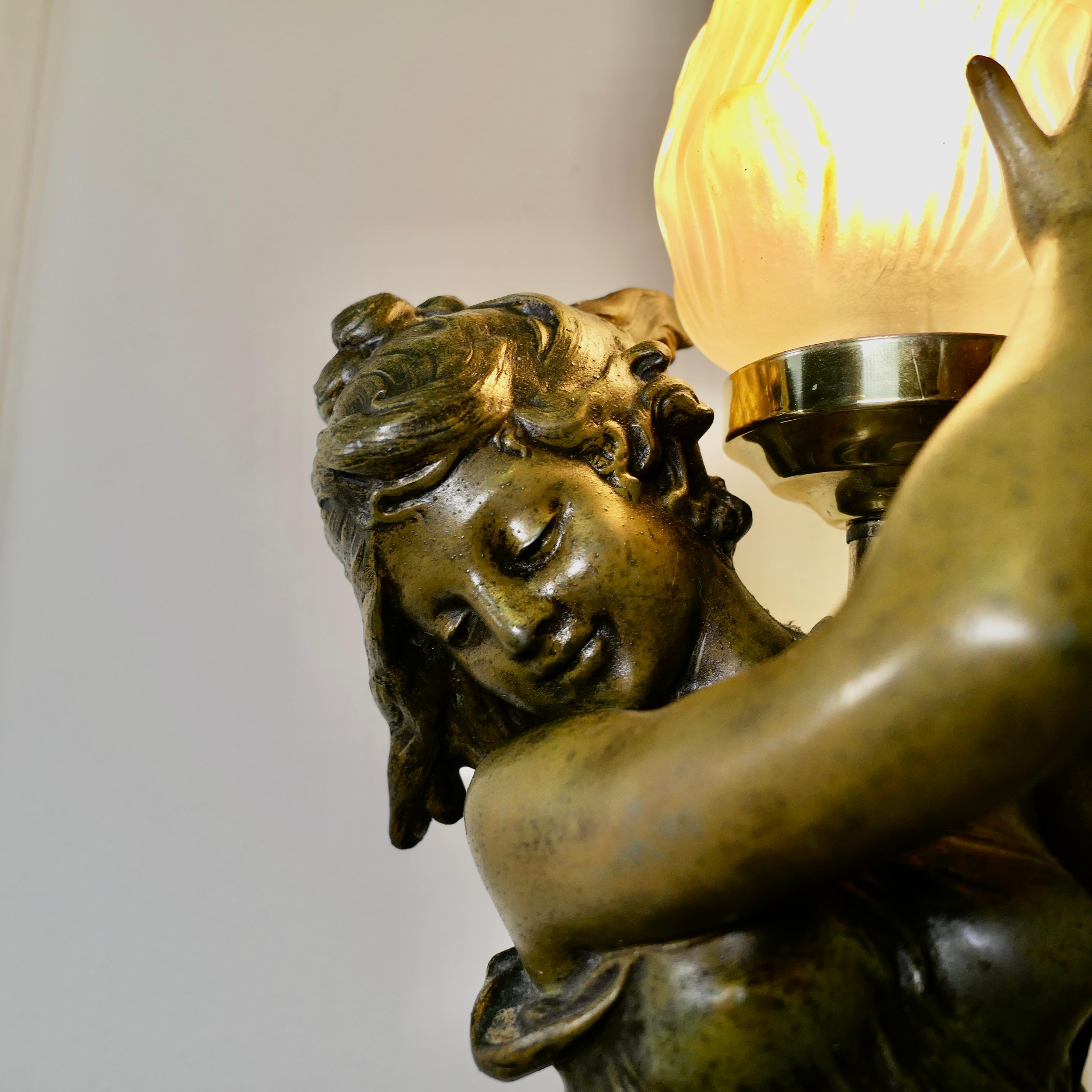 Zinc brut Lampe figurative Art Nouveau signée Auguste Moreau   Une lampe charmante   en vente