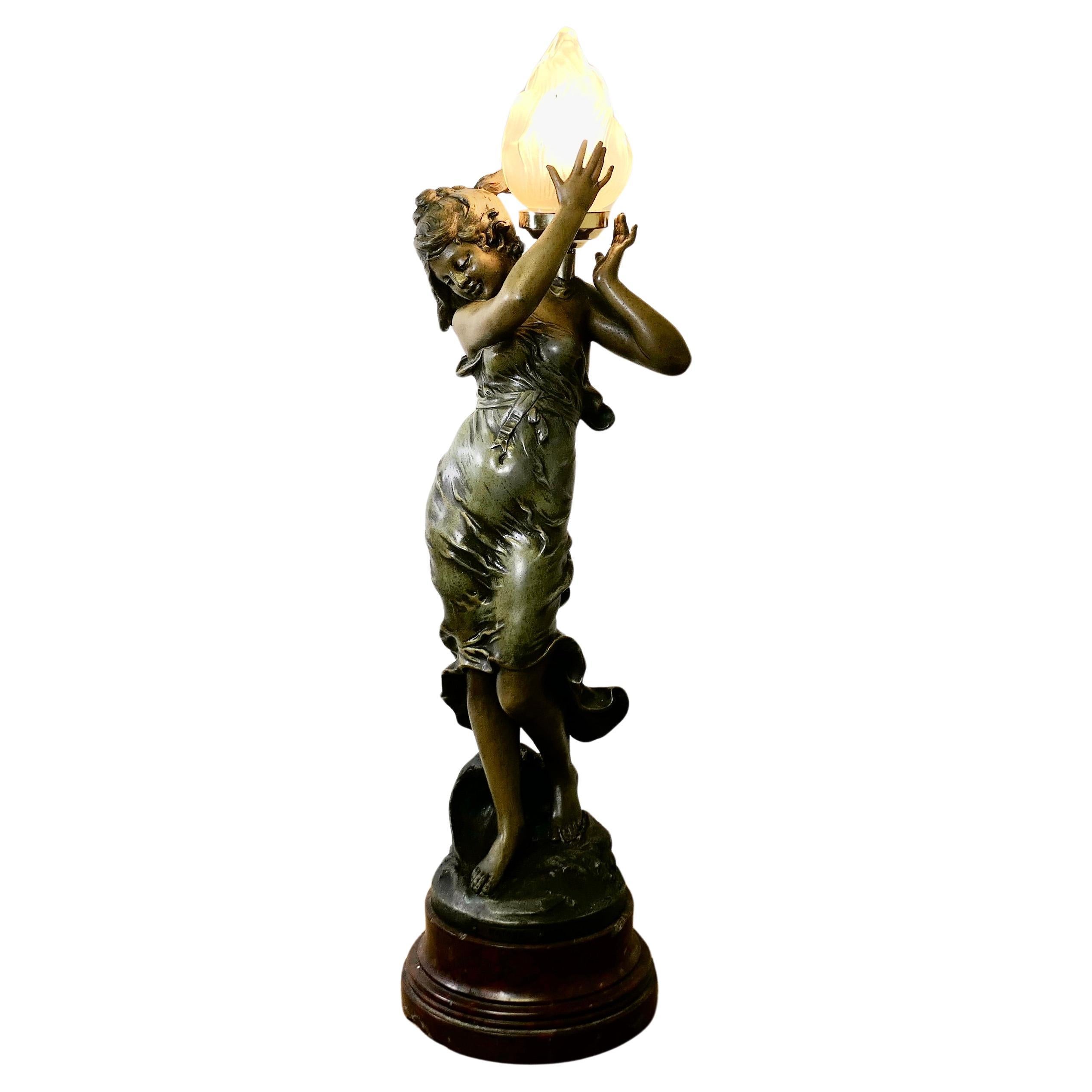 Jugendstil-Figurenlampe, signiert Auguste Moreau   Eine charmante Lampe  
