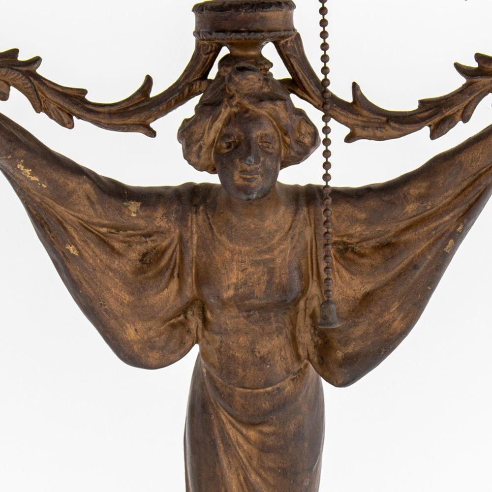 Art nouveau Lampe de table Art Nouveau figurative en zinc patiné en vente