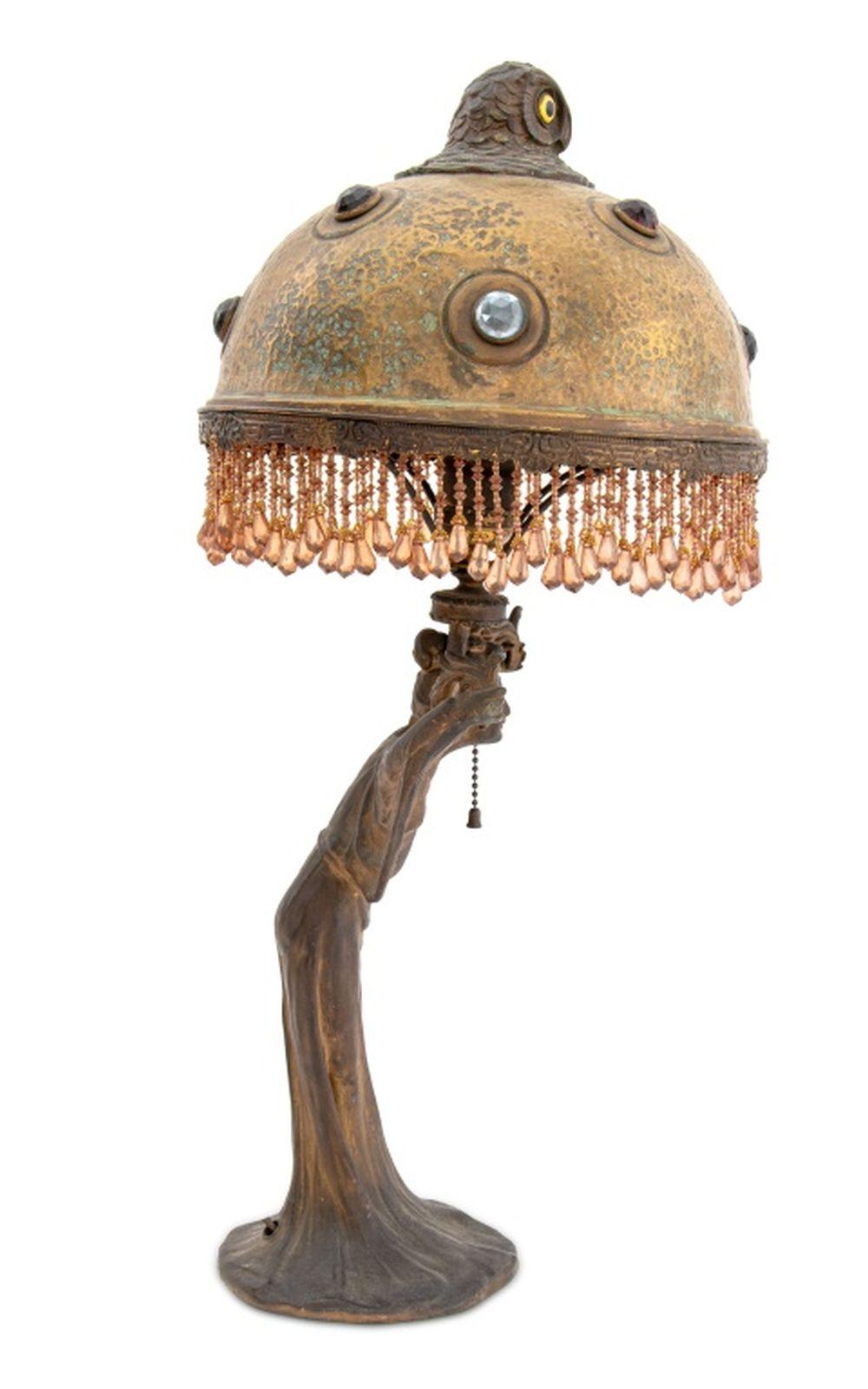 Lampe de table Art Nouveau figurative en zinc patiné Bon état - En vente à Astoria, NY