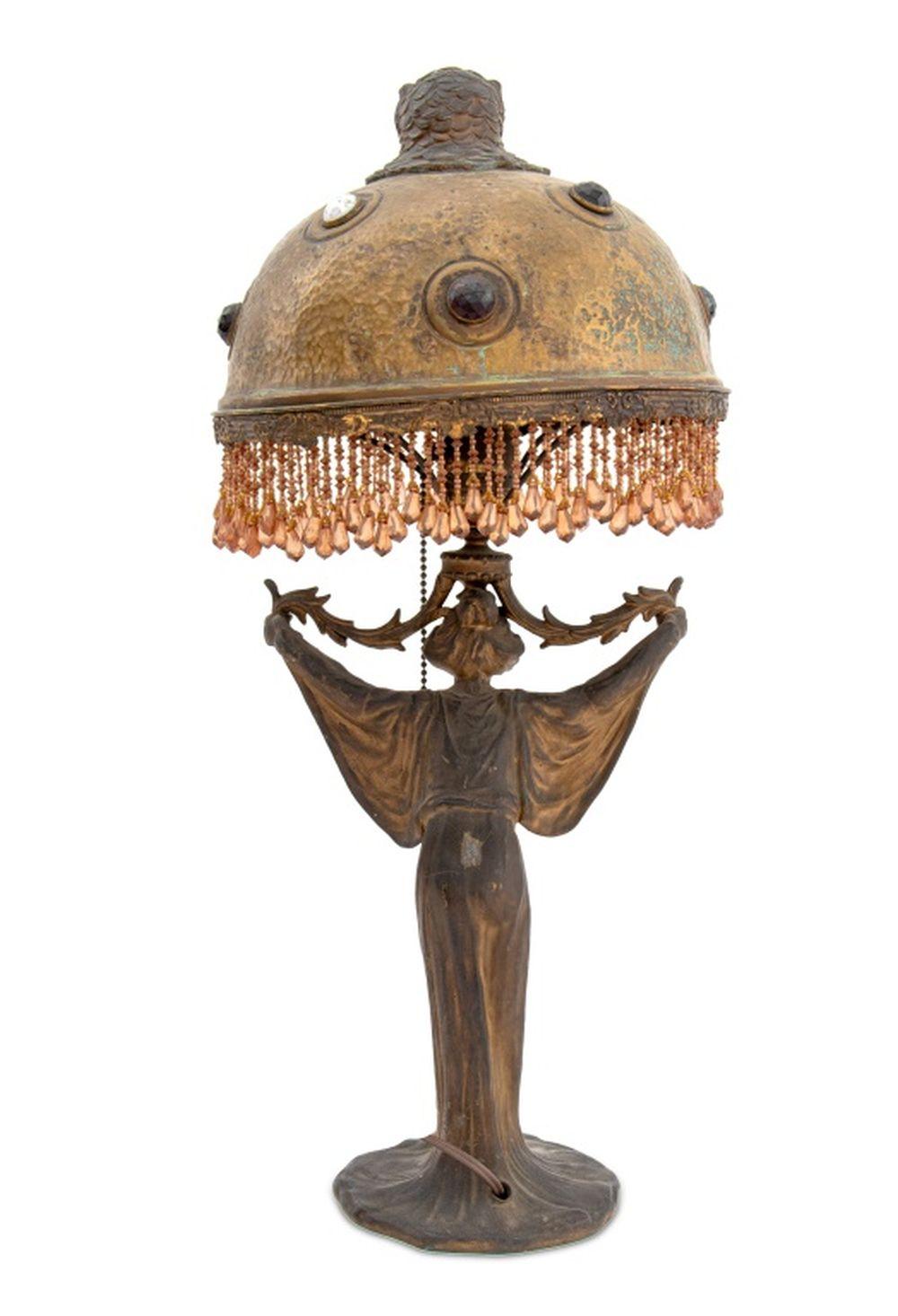 20ième siècle Lampe de table Art Nouveau figurative en zinc patiné en vente