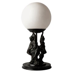 Figurative Tischlampe im Jugendstil mit Glaskuppel, um 1910