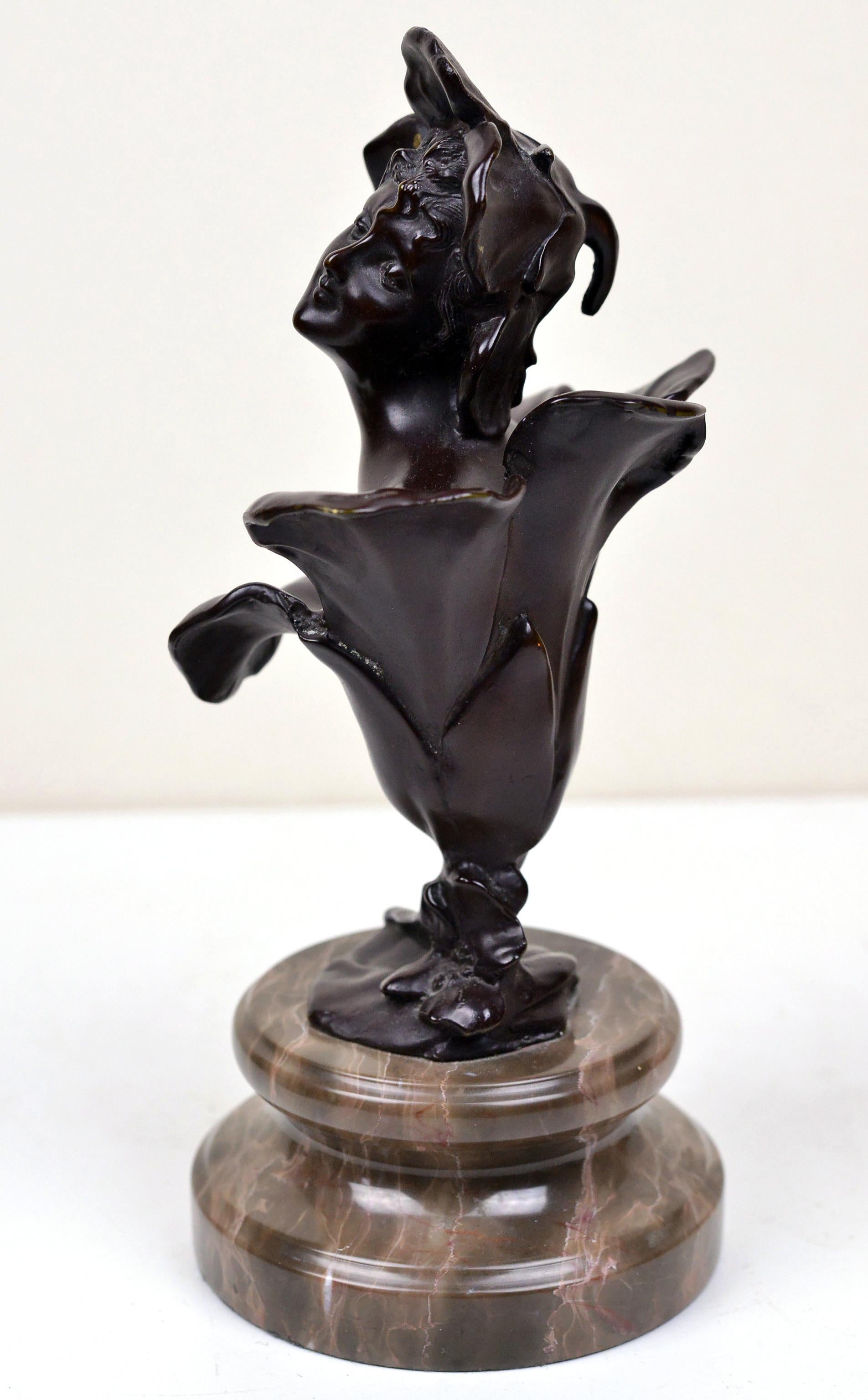 Oggetti in metallo Statuetta di Pollicino in bronzo patinato e base in pietra Liberty del XIX secolo in vendita