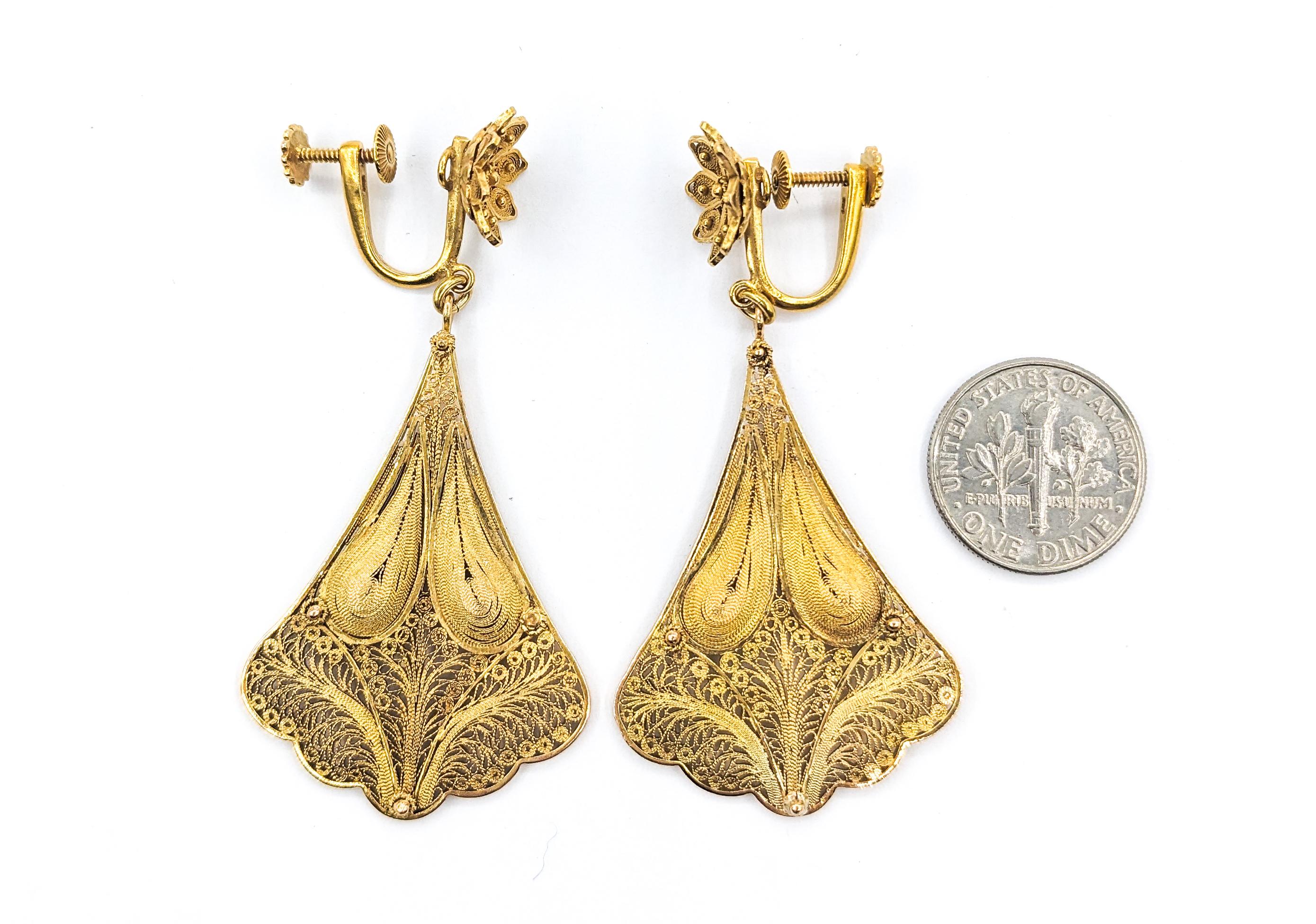 Art Nouveau filigree &Milgrain Drop Earrings In Yellow Gold In Excellent Condition For Sale In Bloomington, MN