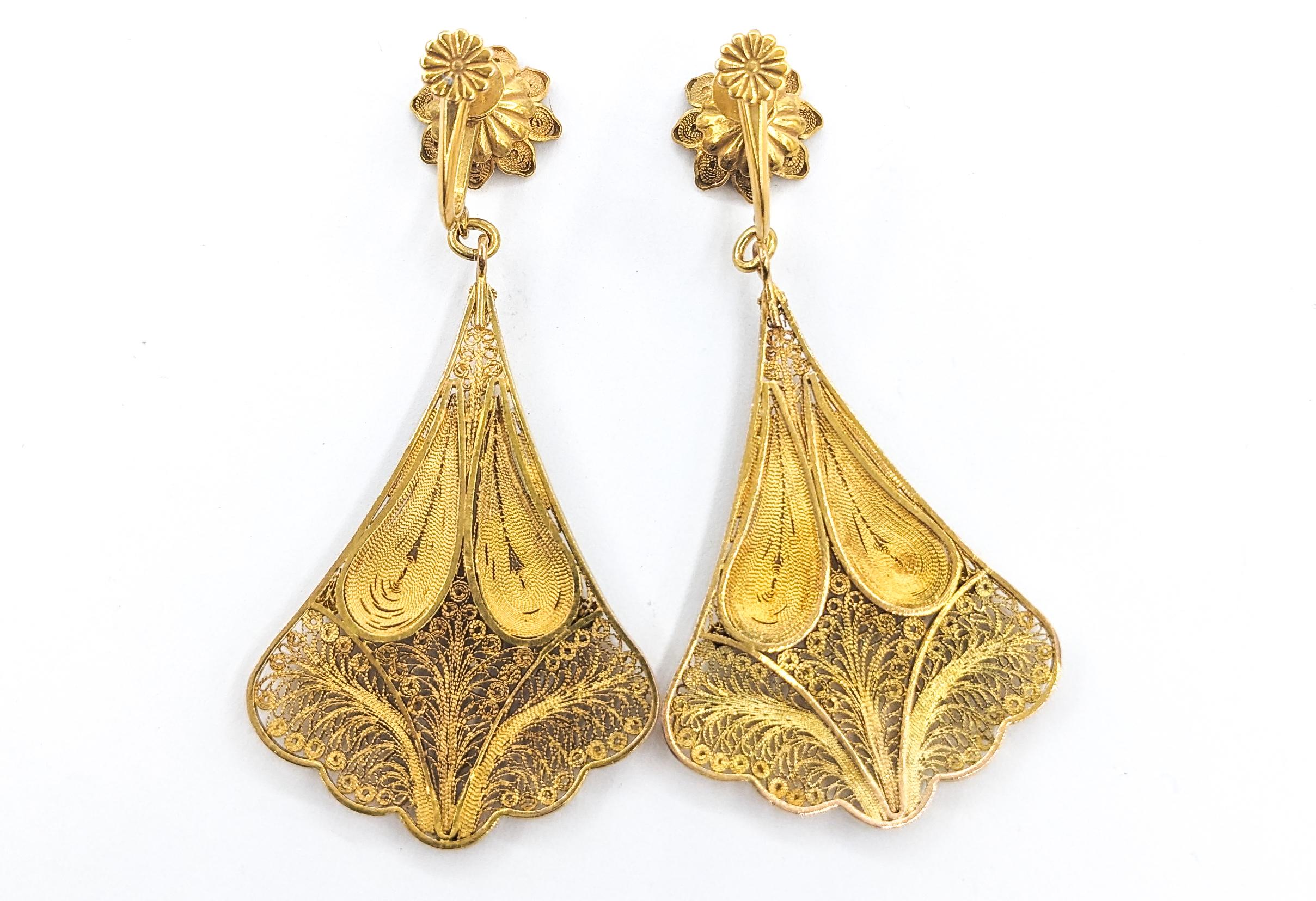 Art Nouveau filigree &Milgrain Drop Earrings In Yellow Gold For Sale 1