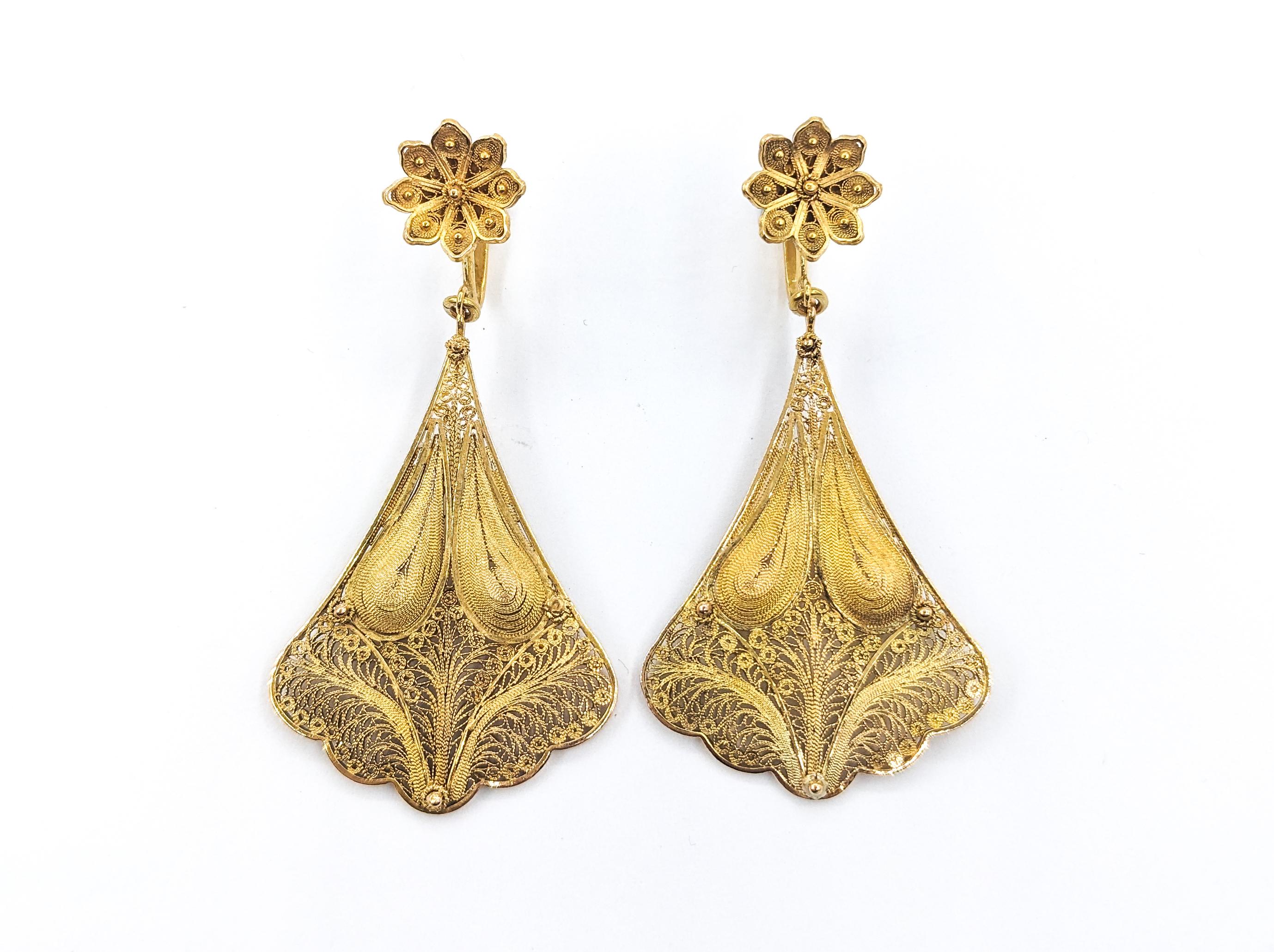 Art Nouveau filigree &Milgrain Drop Earrings In Yellow Gold For Sale 4