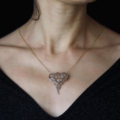 Ciondolo Art Nouveau in oro giallo 18 carati con diamanti e perle fini e rubini