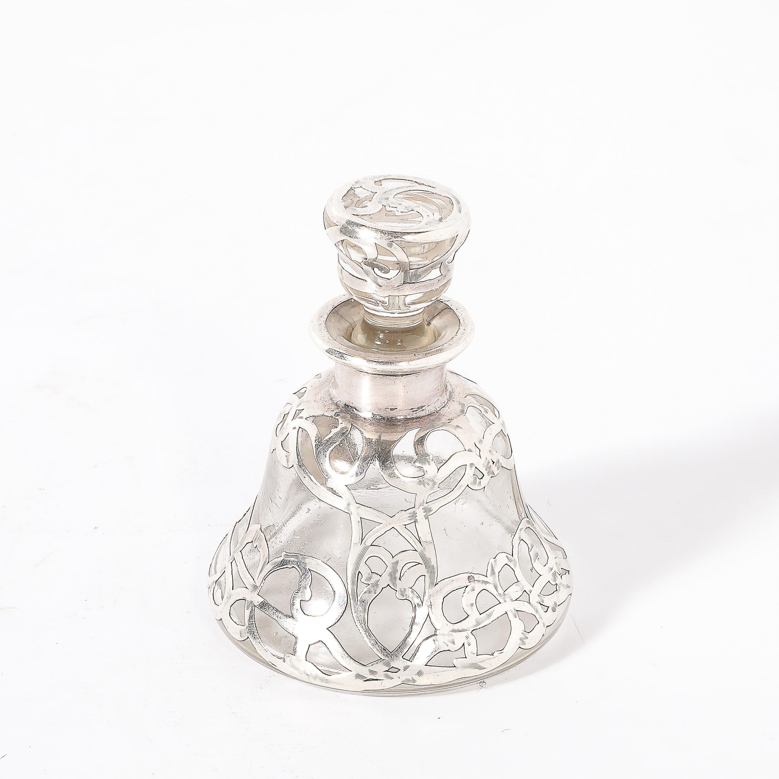 Questo squisito flacone di profumo in stile Art Nouveau, realizzato in America intorno al 1910 e firmato da Steuben, è una vera e propria testimonianza dell'eleganza e dell'innovazione dell'epoca. Il suo raffinato rivestimento in argento sterling è
