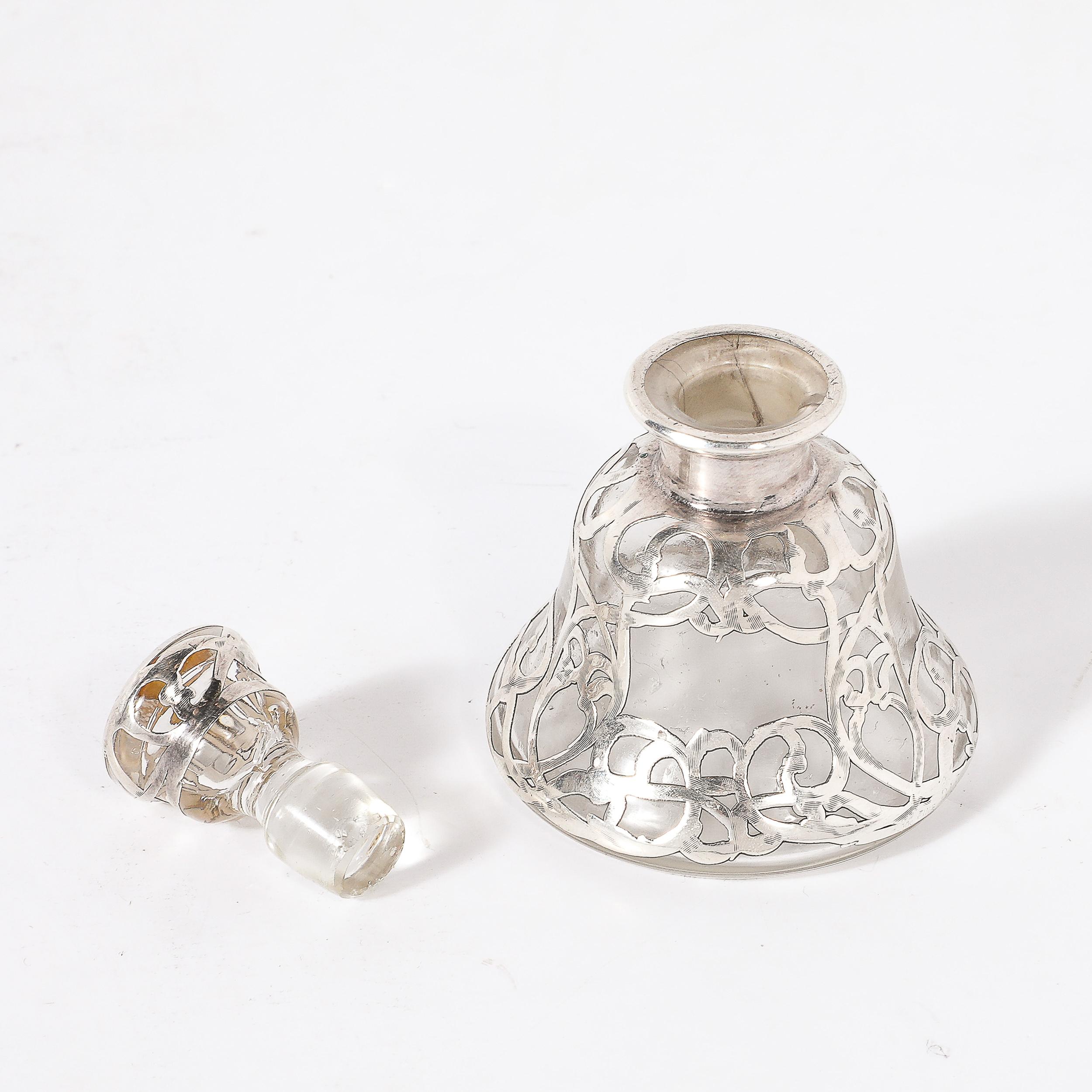 Inizio XX secolo Bottiglia di profumo Art Nouveau in argento finemente sovrapposta firmata Steuben in vendita