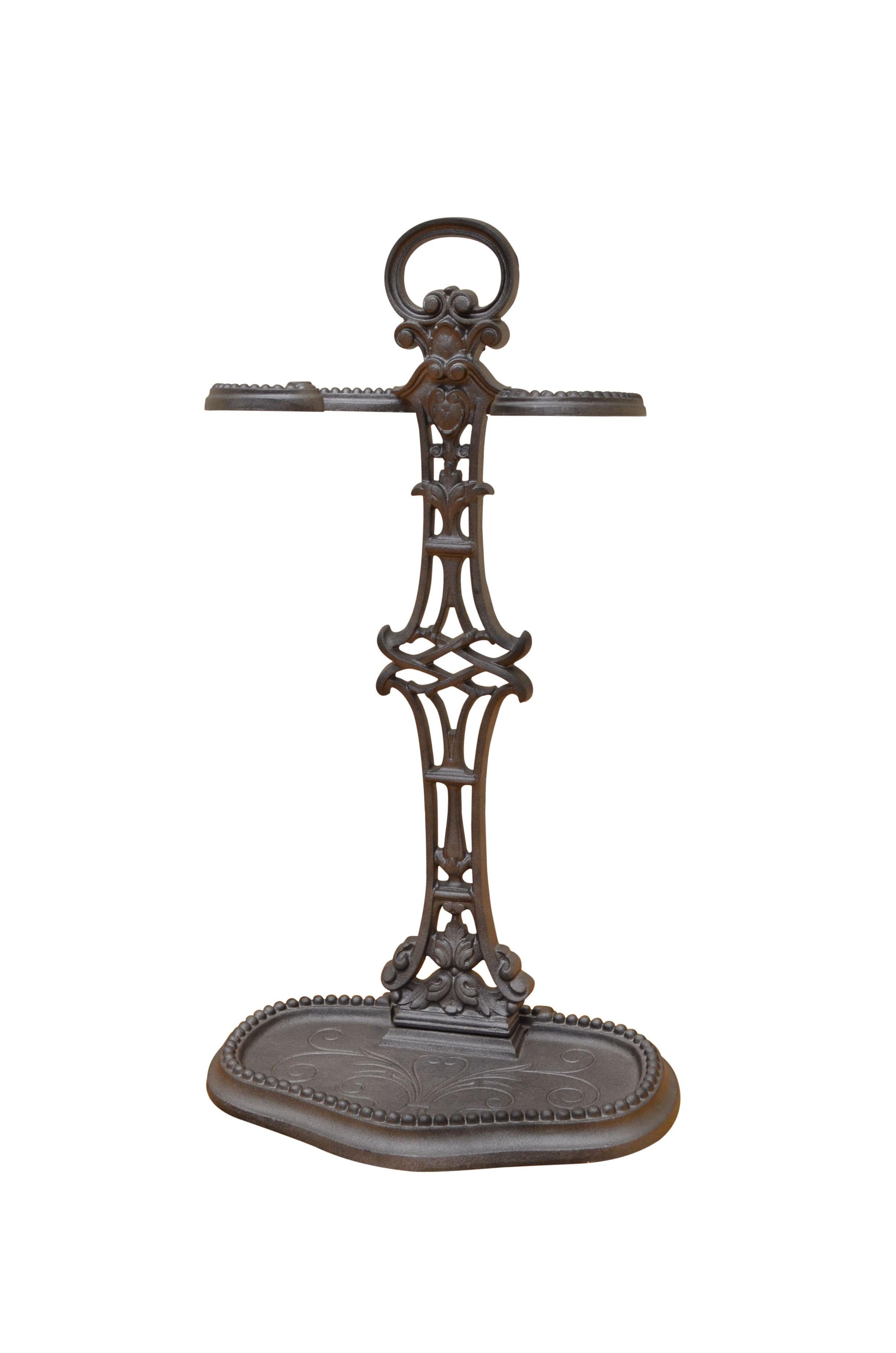 K0343 Soporte de hierro fundido francés Art Nouveau para bastones, paragüeros o planchas para el fuego, con decoración fluida perforada y bandeja de goteo perfilada con diseño floral grabado, molduras decorativas por todas partes, todo en estado de
