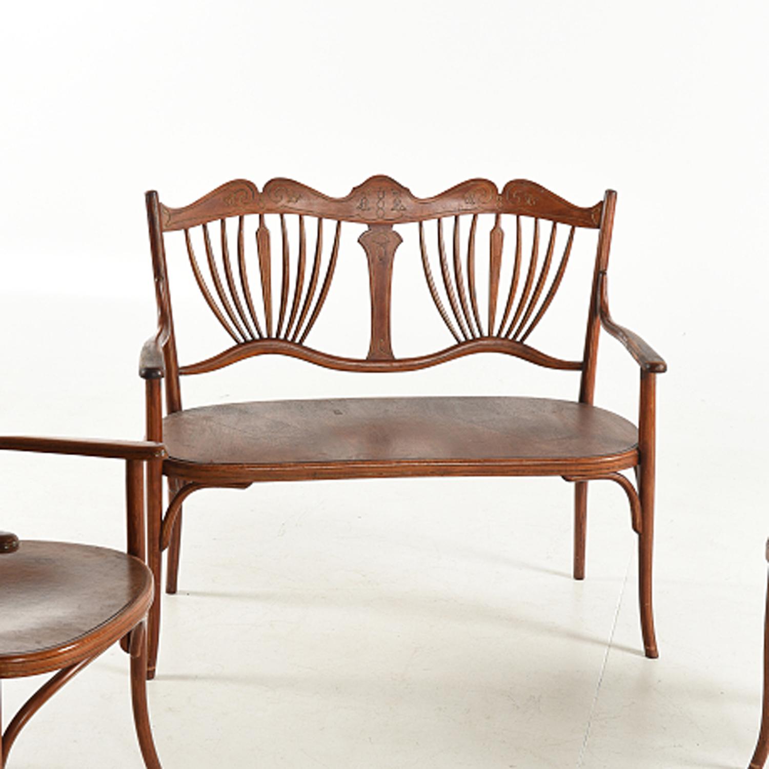 Art Nouveau fischel suite from about 1910 catalog number 150.
Bentwood set consisting of a table, settee, armchairs and one chair.
Dimensions on the last 2 pictures
Good original condition
Price for a complete set.