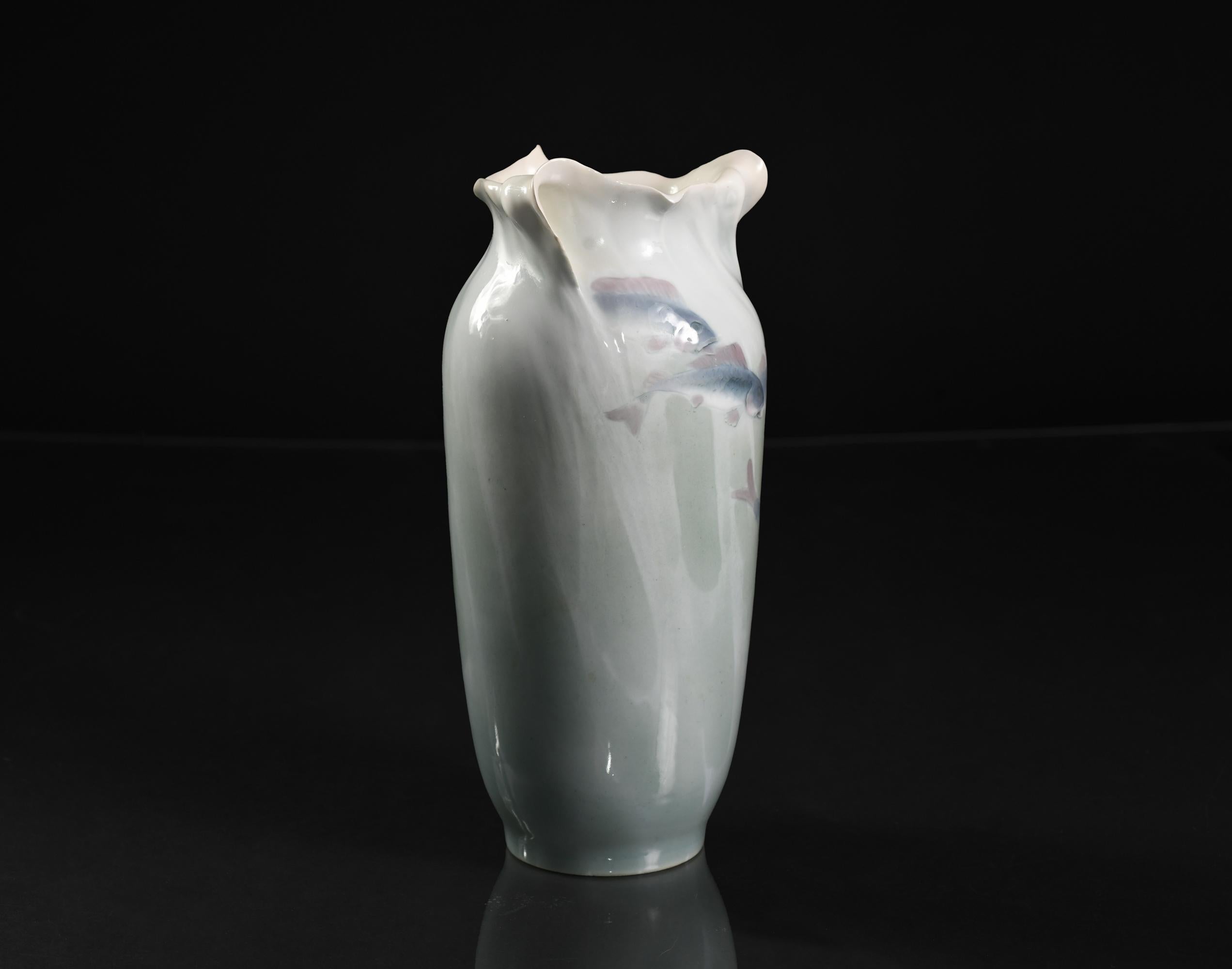 Vaso a forma di pesce in stile Art Nouveau di Matheus Pettersson & Nils Emil Lundström per Rörstrand In condizioni ottime in vendita a Chicago, US