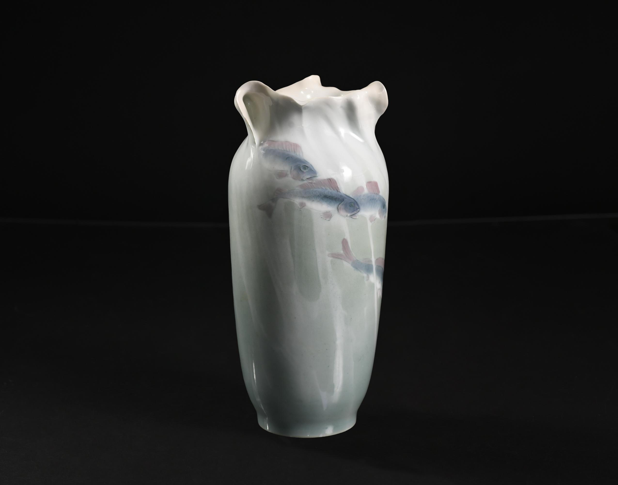 Inizio XX secolo Vaso a forma di pesce in stile Art Nouveau di Matheus Pettersson & Nils Emil Lundström per Rörstrand in vendita