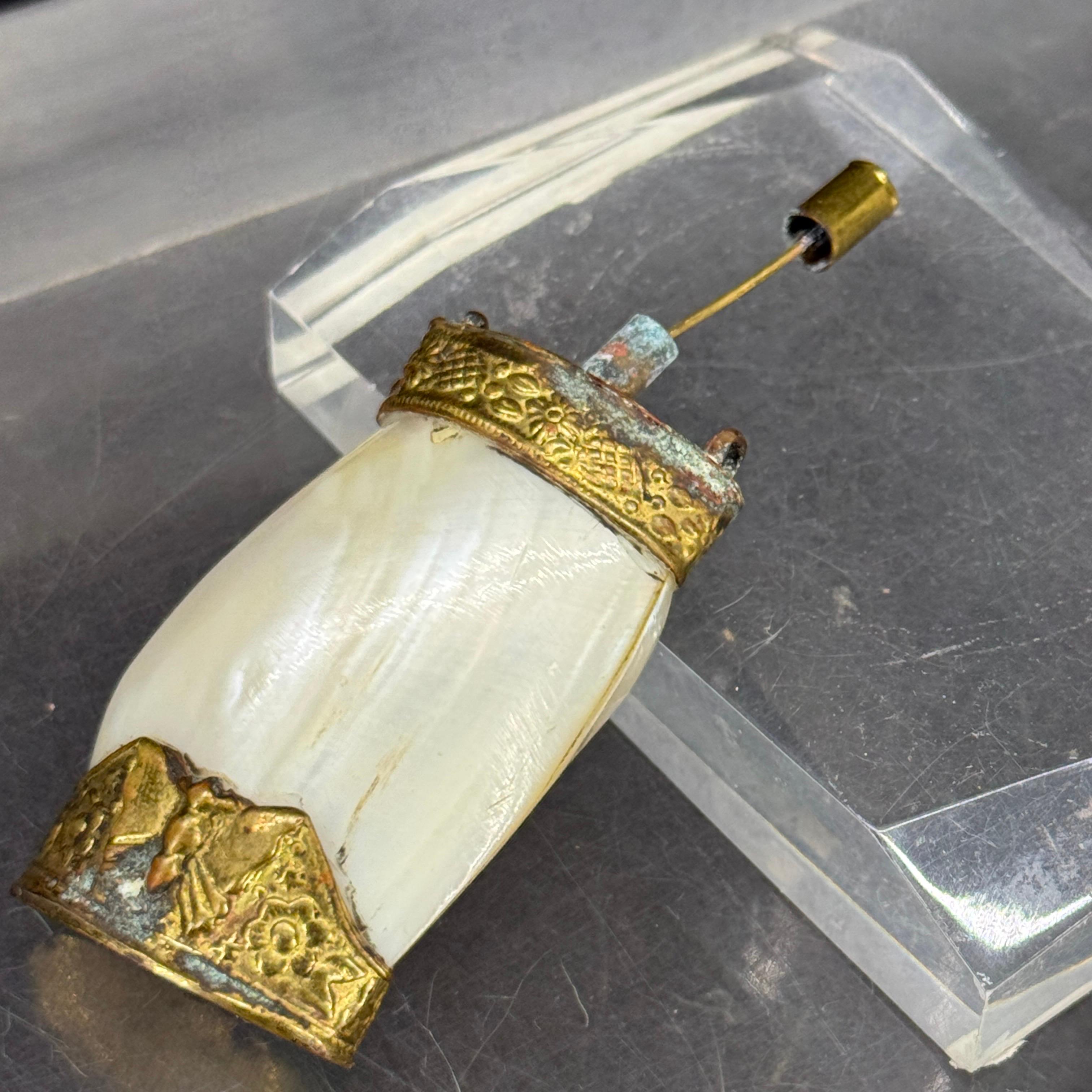 Art Nouveau Flacon in Mother of Pearl Scent Gilt Pendent, France For Sale 3