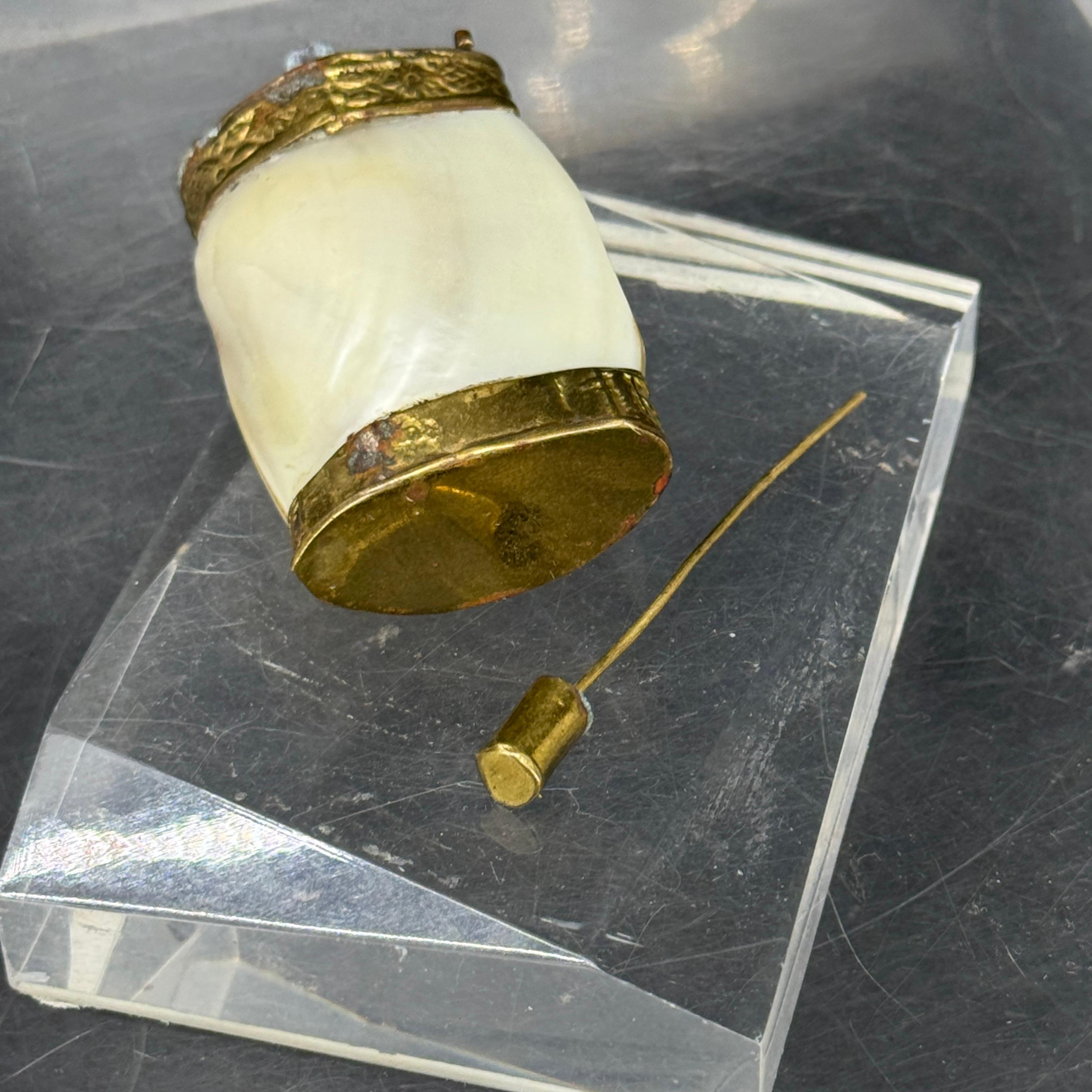 Art Nouveau Flacon in Mother of Pearl Scent Gilt Pendent, France For Sale 5