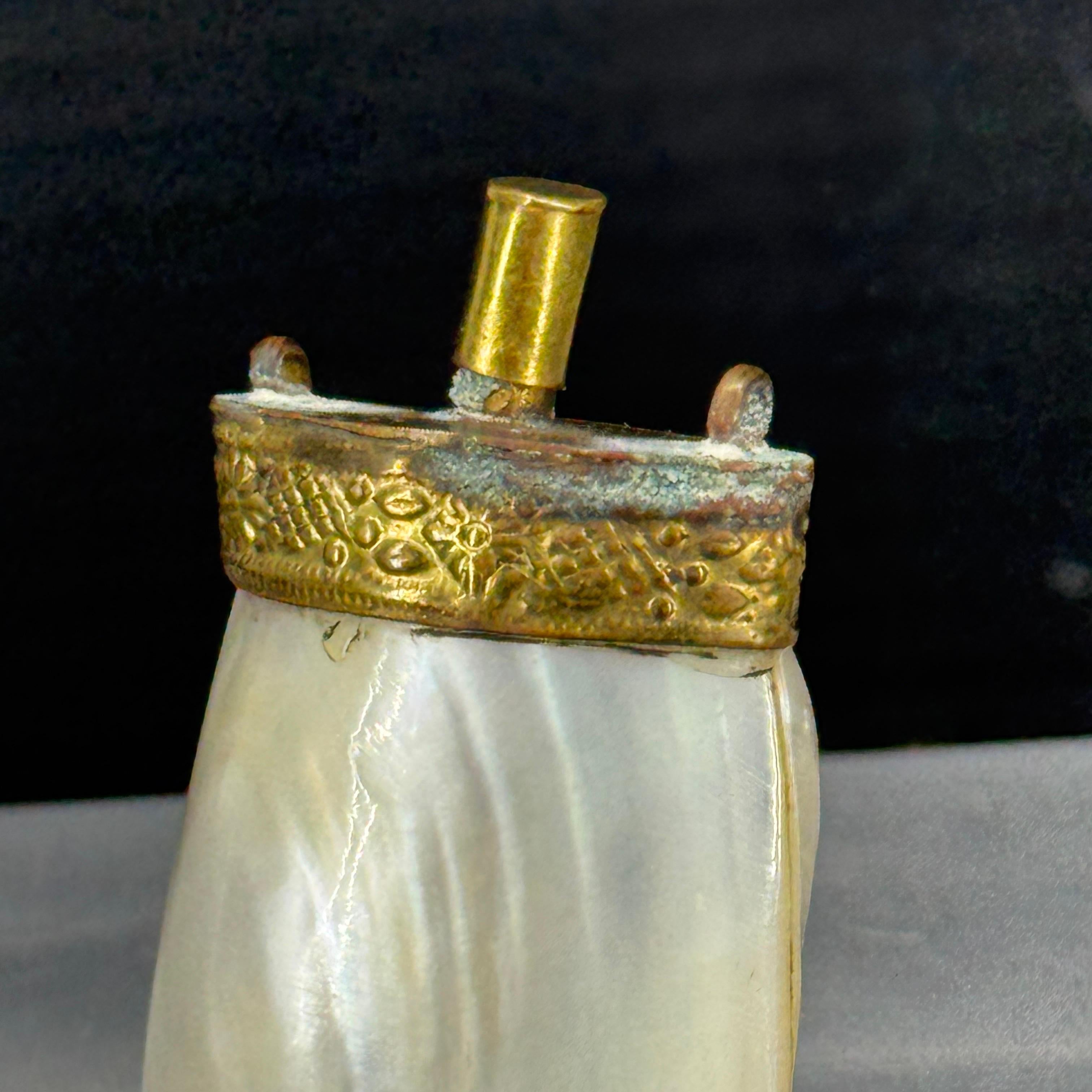 Art Nouveau Flacon in Mother of Pearl Scent Gilt Pendent, France For Sale 1