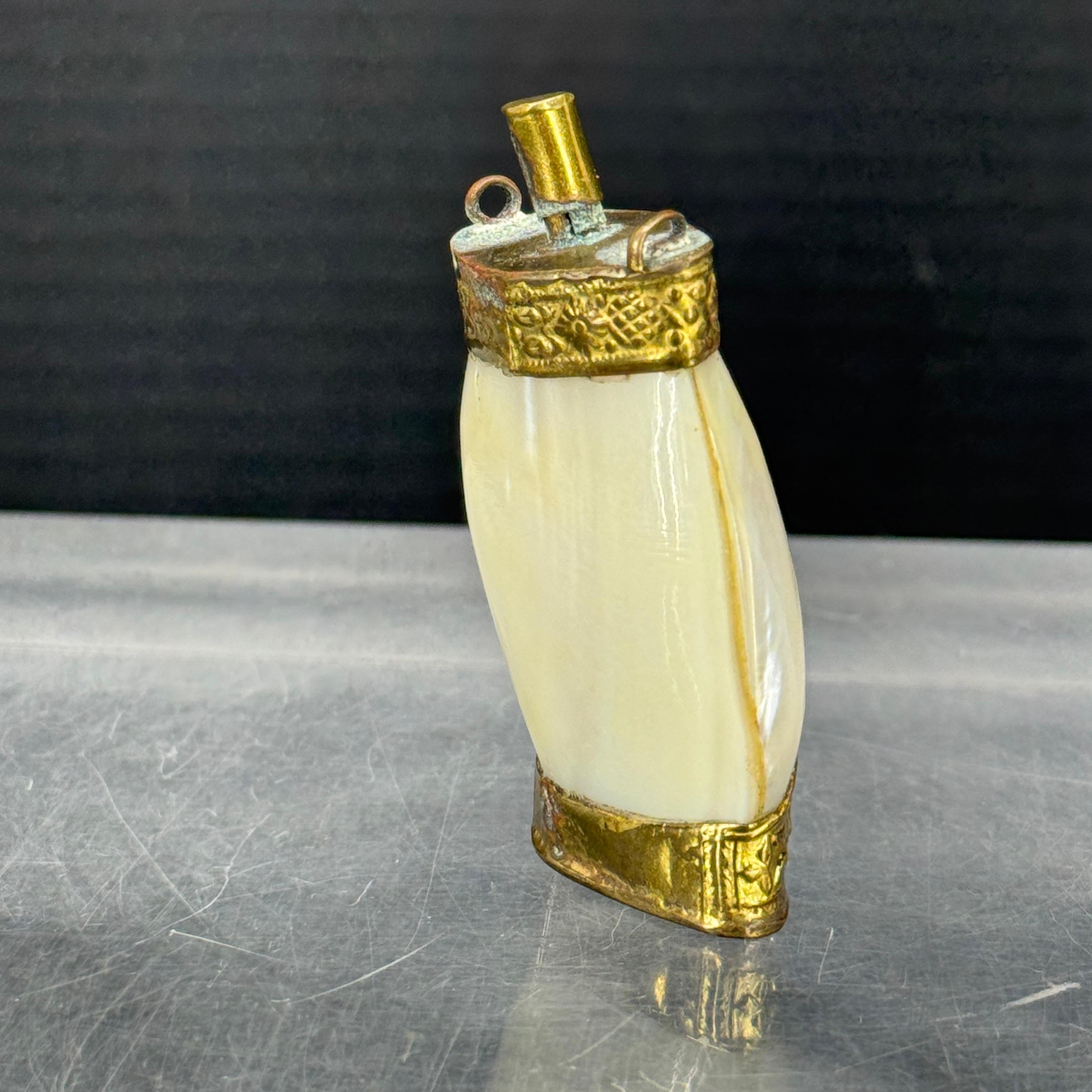 Art Nouveau Flacon in Mother of Pearl Scent Gilt Pendent, France For Sale 2