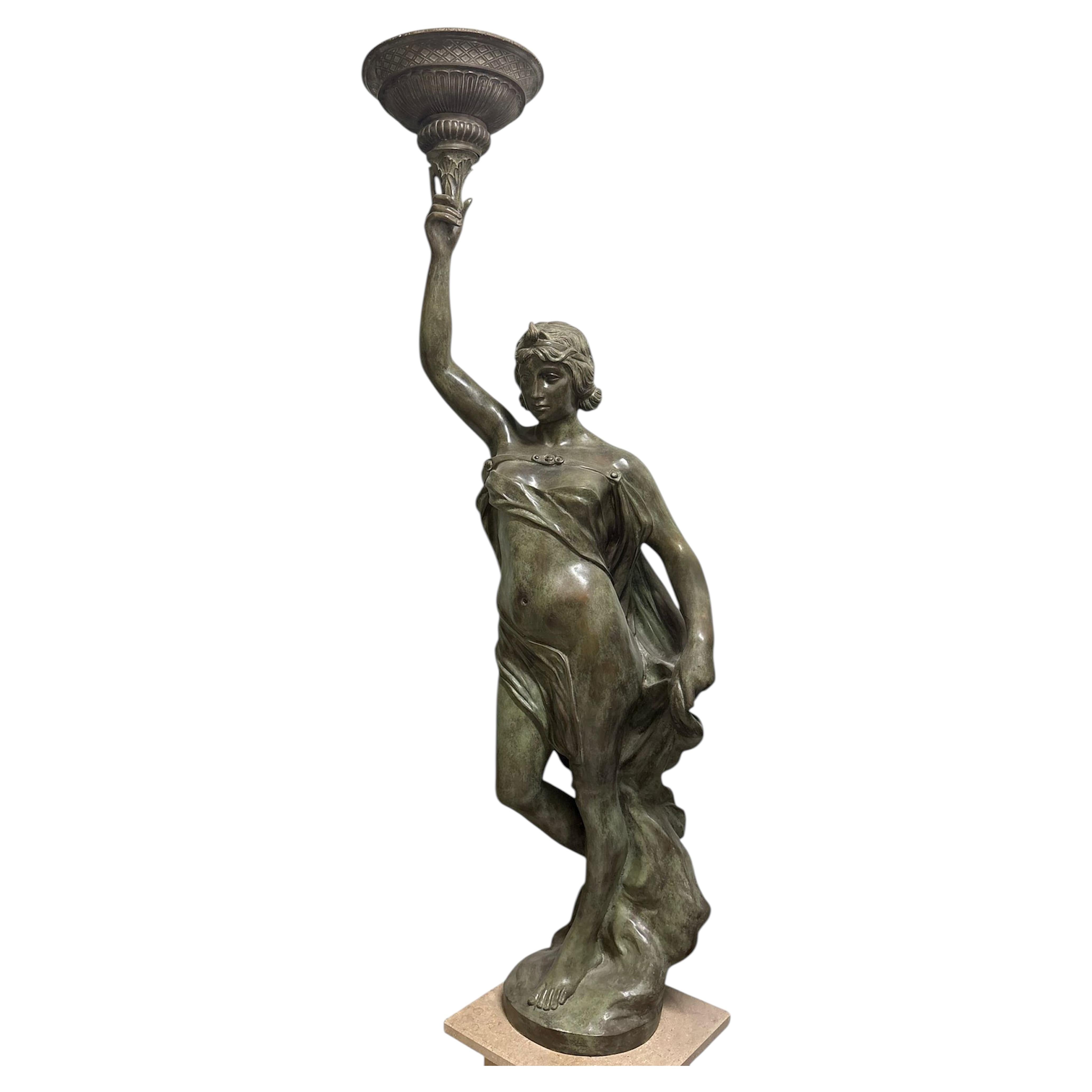 Lampadaire Art Nouveau représentant la déesse grecque de la liberté, H : 170cm