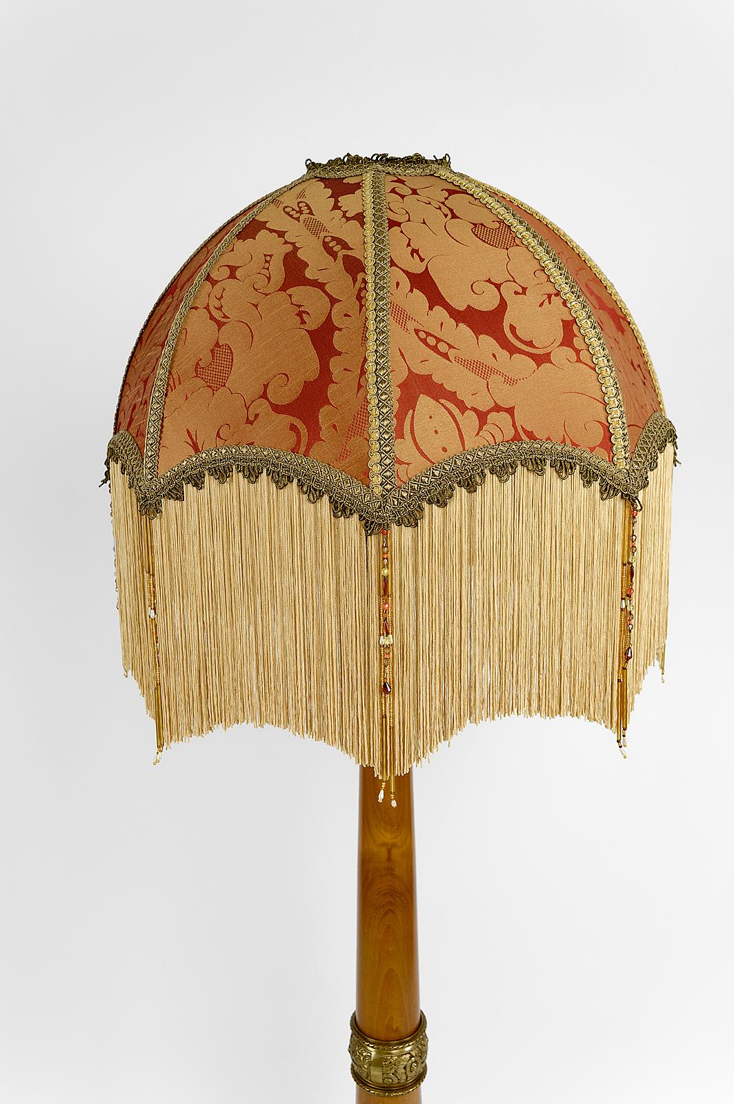 Lámpara de pie Art Nouveau en madera de cerezo de Paul Follot, Francia, hacia 1920 en venta 10