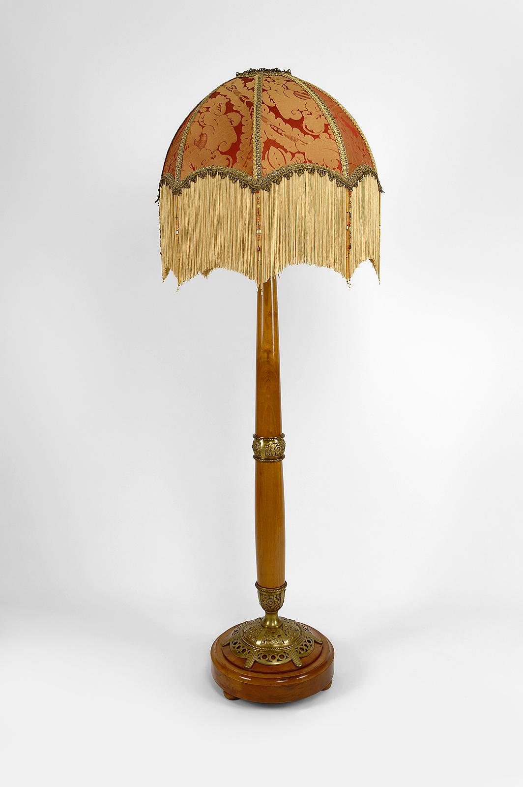Lámpara de pie Art Nouveau en madera de cerezo de Paul Follot, Francia, hacia 1920 Tallado en venta