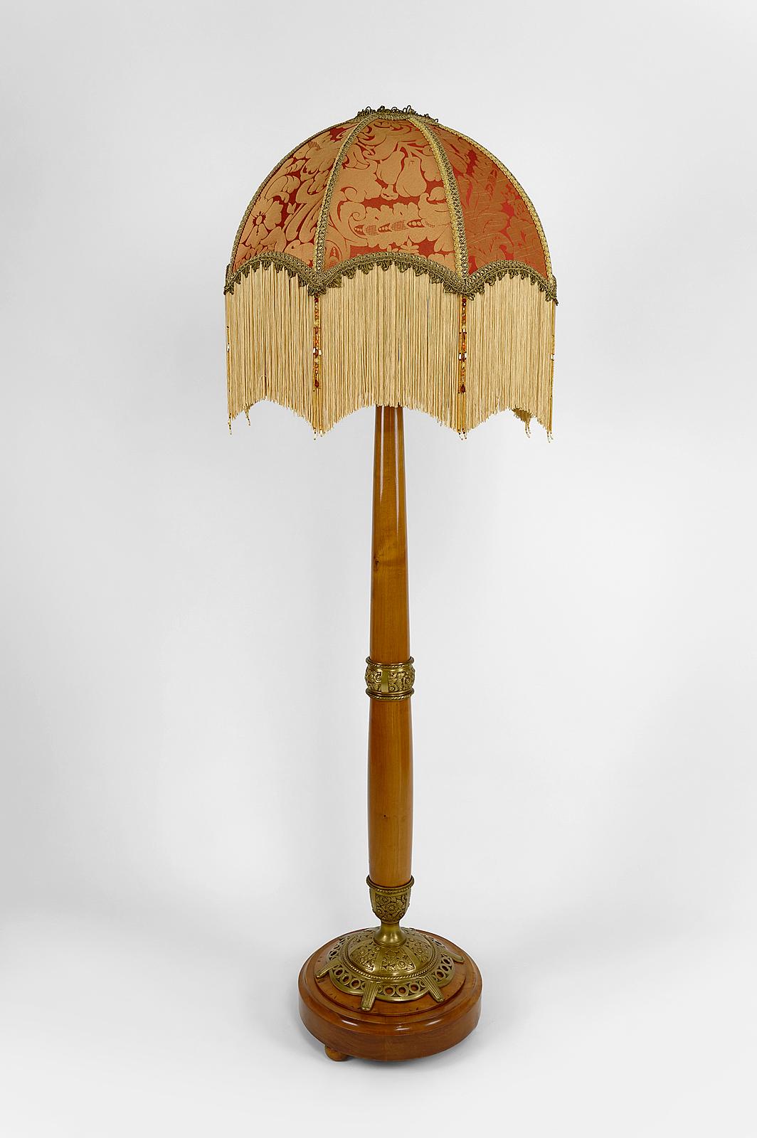 Lámpara de pie Art Nouveau en madera de cerezo de Paul Follot, Francia, hacia 1920 en Excelente estado para la venta en VÉZELAY, FR