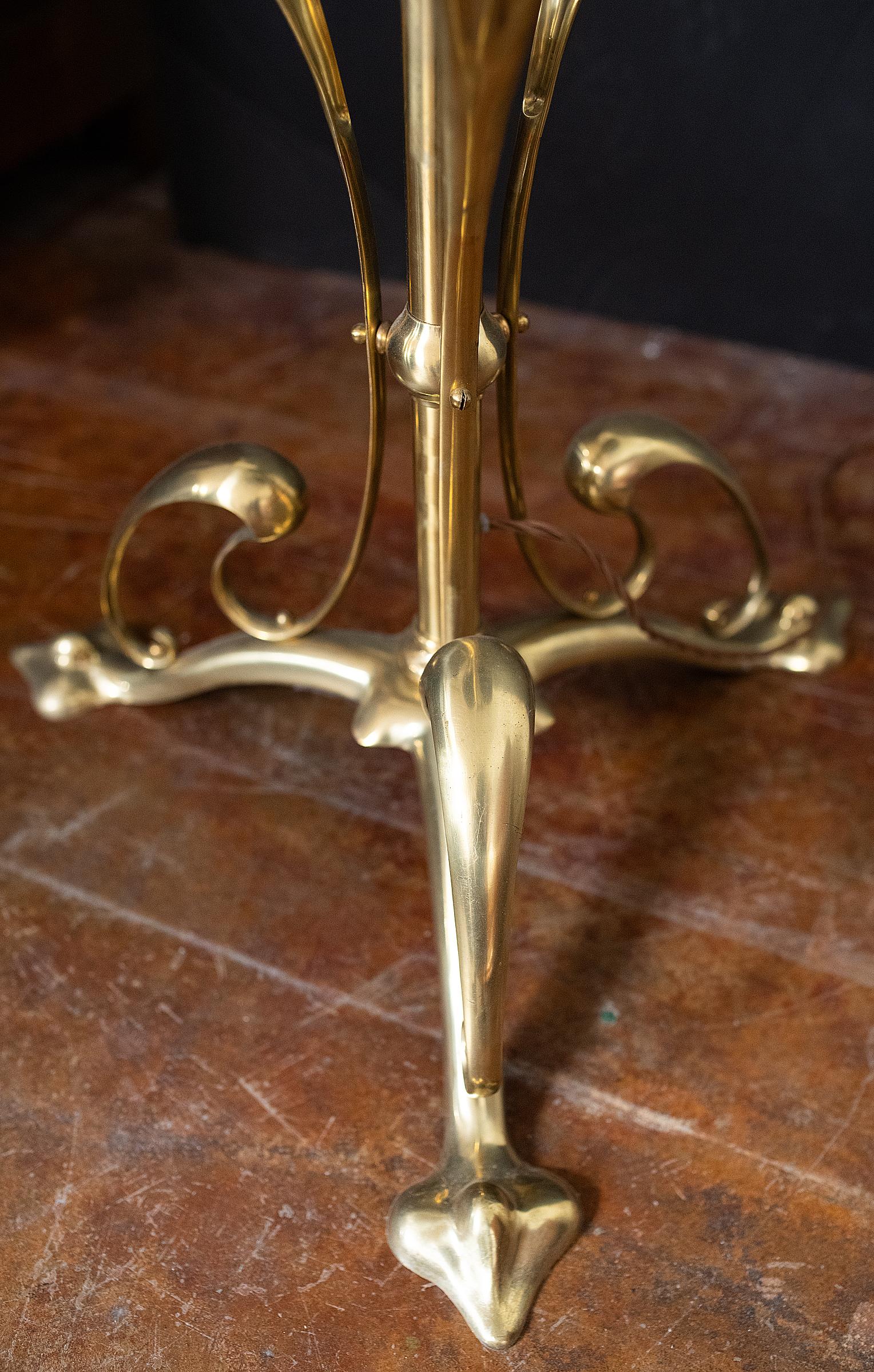 Art Nouveau Floor Lamp of Brass with Table Top of Green Onyx Marble from France Francés en venta