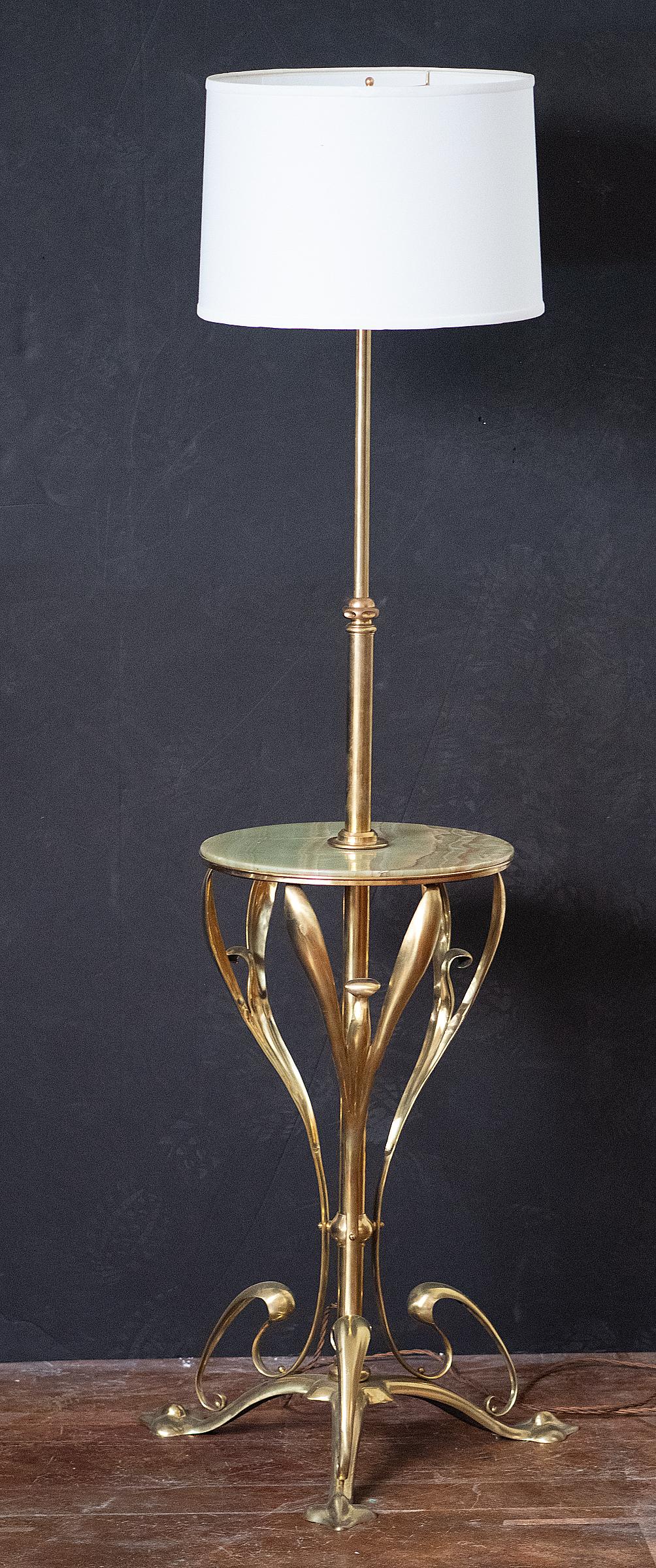 Art Nouveau Floor Lamp of Brass with Table Top of Green Onyx Marble from France en Bueno estado para la venta en Austin, TX