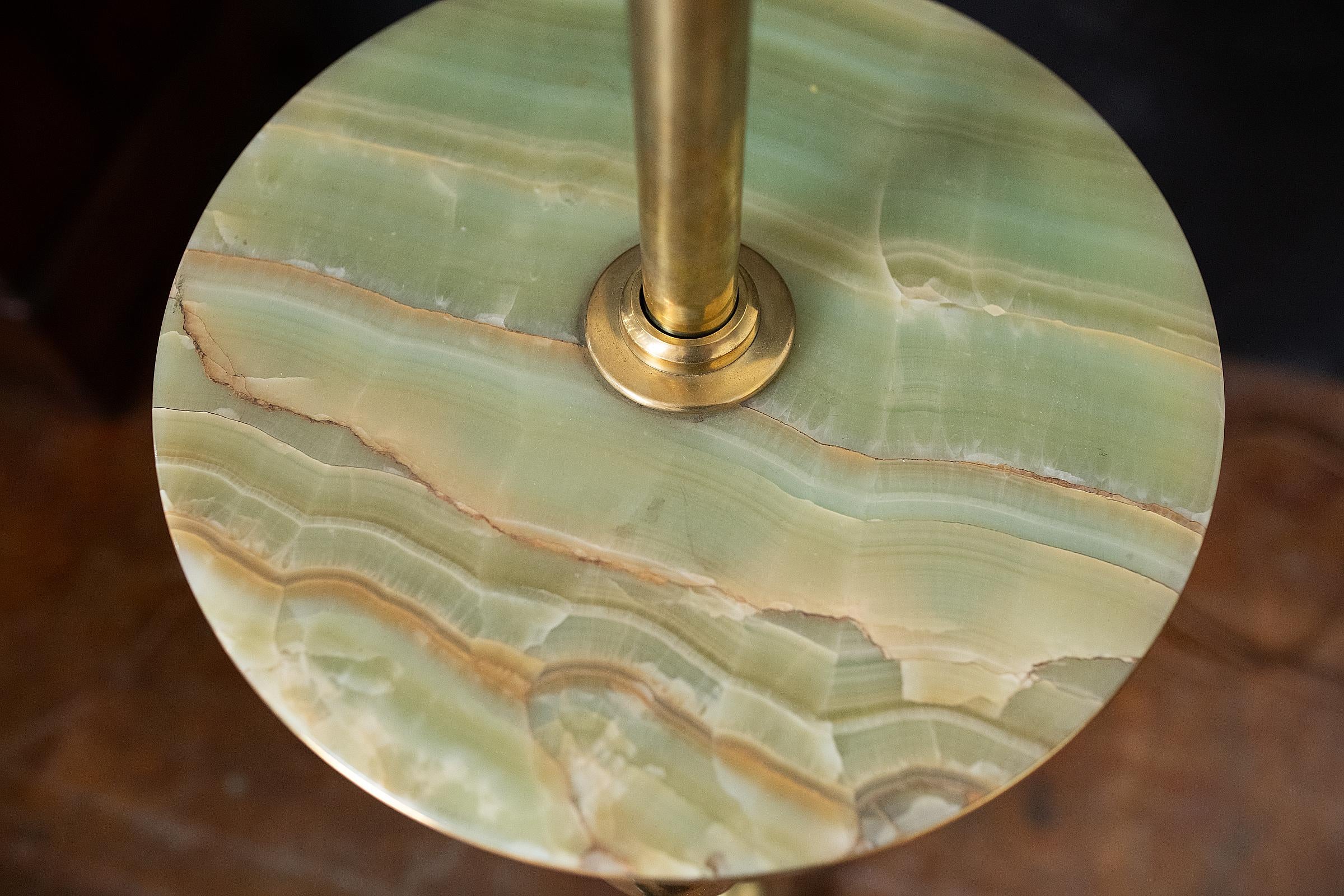 Art Nouveau Floor Lamp of Brass with Table Top of Green Onyx Marble from France siglo XX en venta