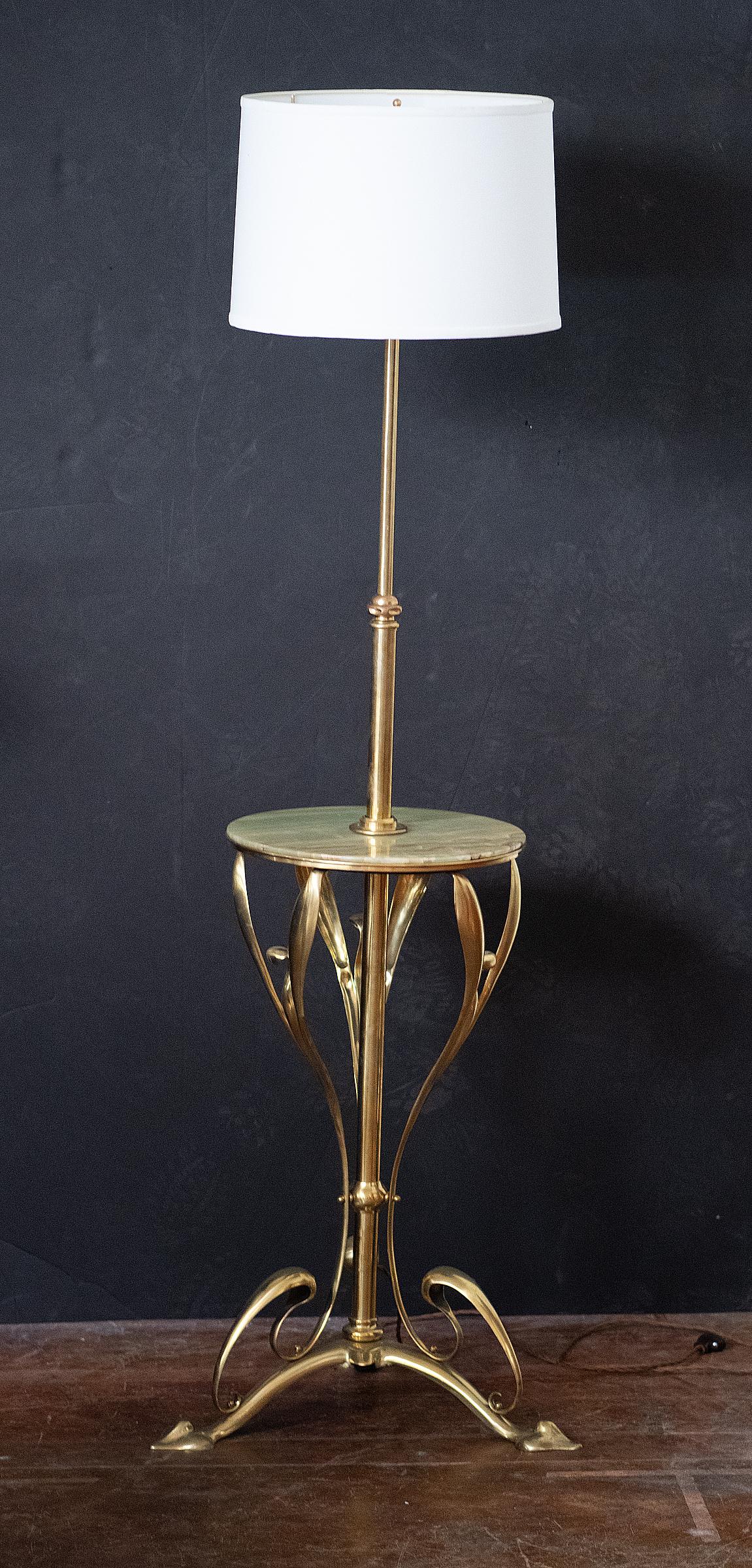 Art Nouveau Floor Lamp of Brass with Table Top of Green Onyx Marble from France Latón en venta