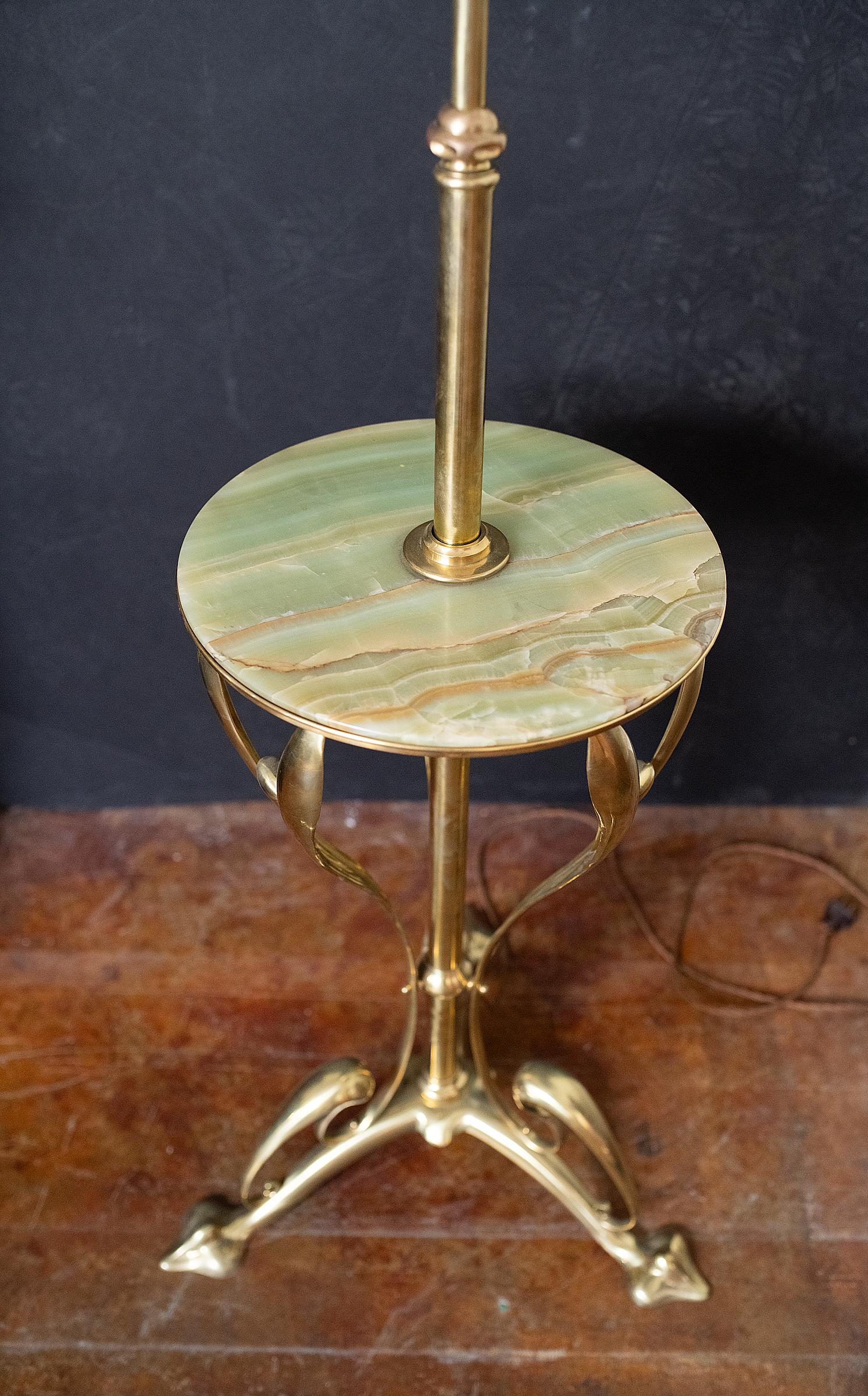 Art Nouveau Floor Lamp of Brass with Table Top of Green Onyx Marble from France en venta 1