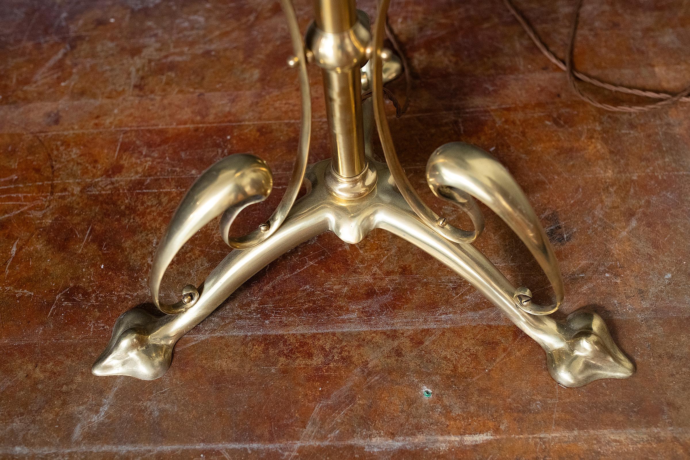 Art Nouveau Floor Lamp of Brass with Table Top of Green Onyx Marble from France en venta 3