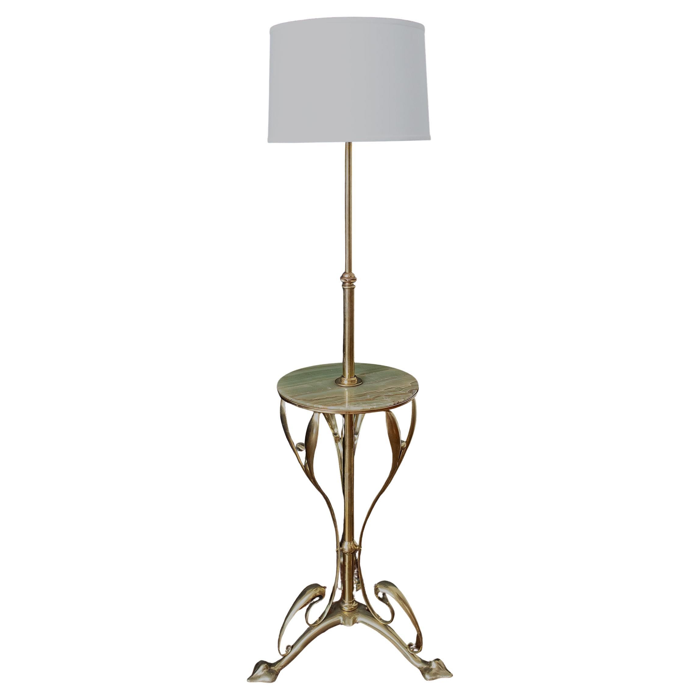 Art Nouveau Floor Lamp of Brass with Table Top of Green Onyx Marble from France en venta