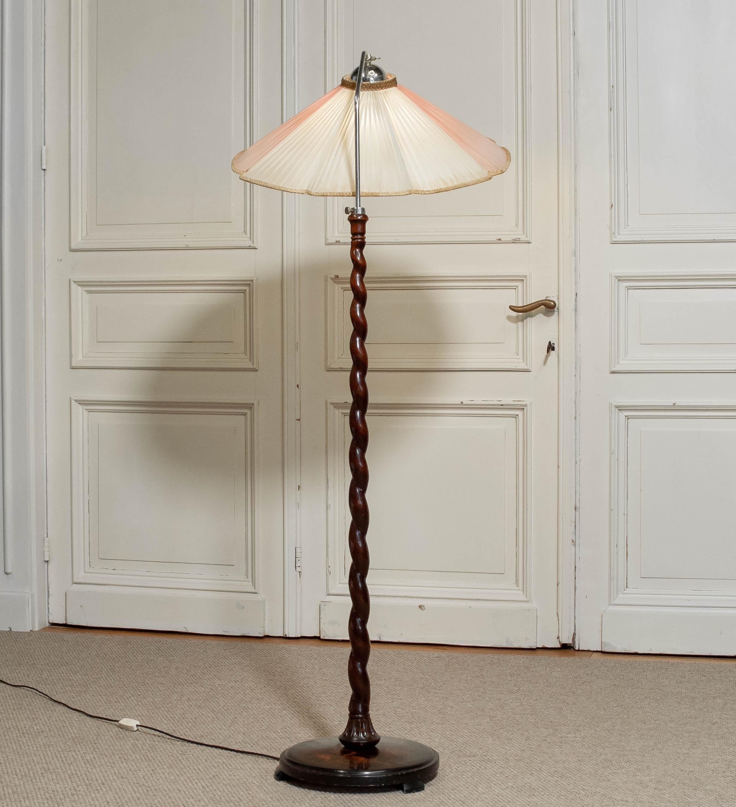 Art Nouveau Floor Lamp with Twisted Wood Stand, 1940s In Good Condition For Sale In Silvolde, Gelderland