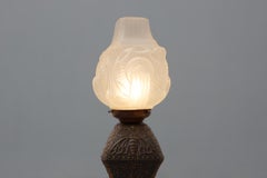 Lampada da terra in stile Art Nouveau in rame martellato con paralume in vetro smerigliato, Belgio