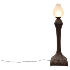 Lampada da terra in stile Art Nouveau in rame martellato con paralume in vetro smerigliato, Belgio