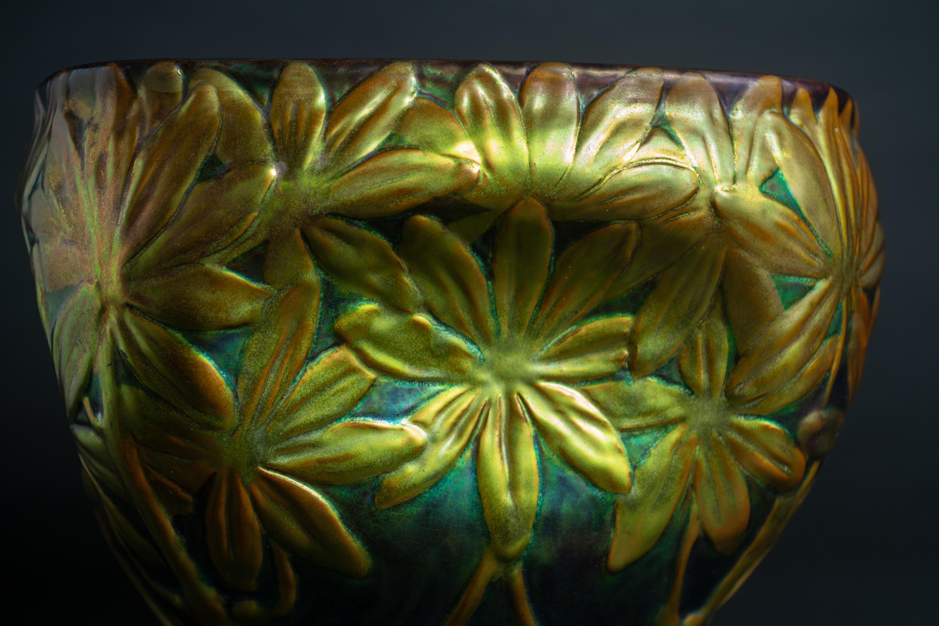 Cache-pot floral Art Nouveau par Henrik Darilek pour Zsolnay Bon état - En vente à Chicago, US
