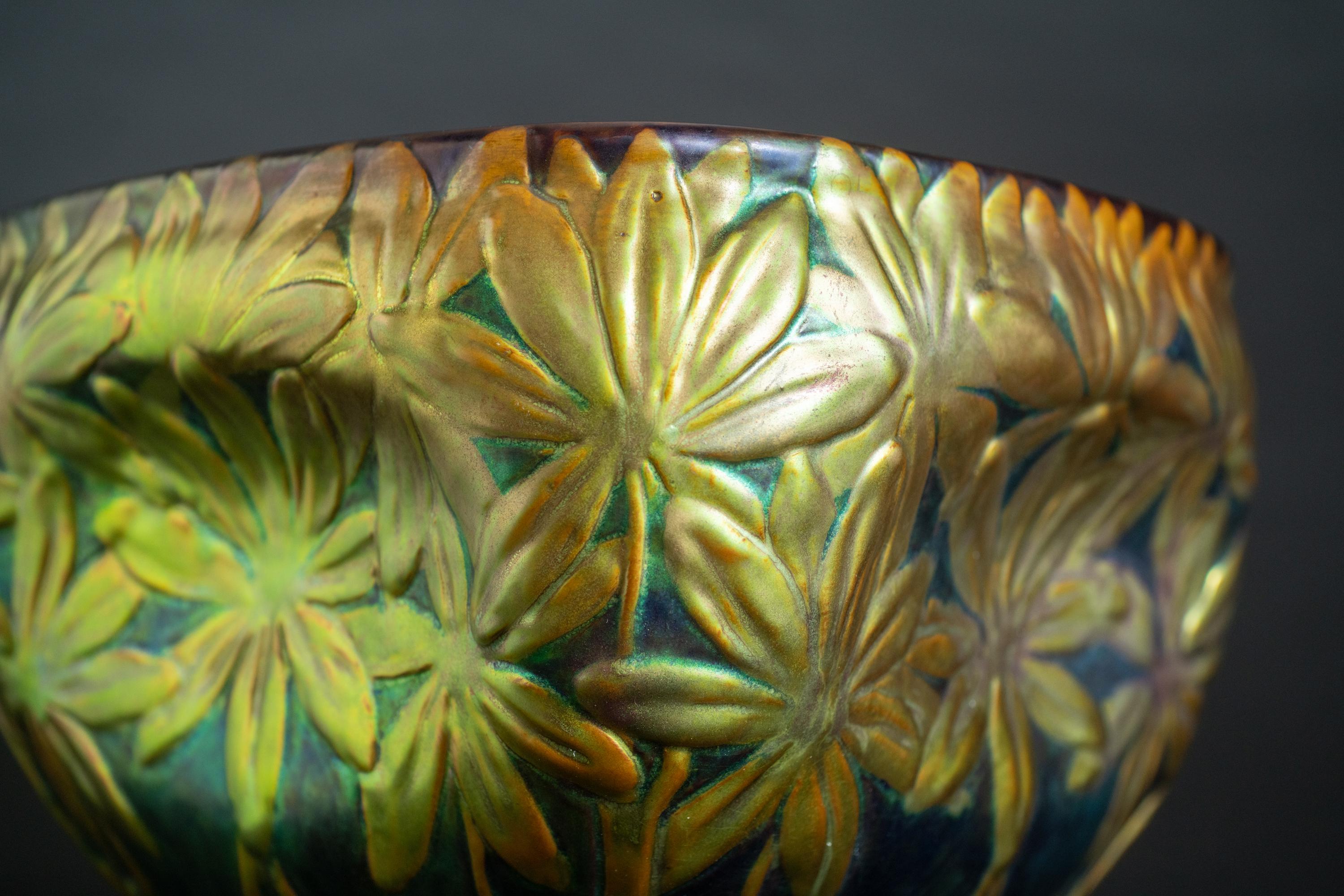 Début du 20ème siècle Cache-pot floral Art Nouveau par Henrik Darilek pour Zsolnay en vente