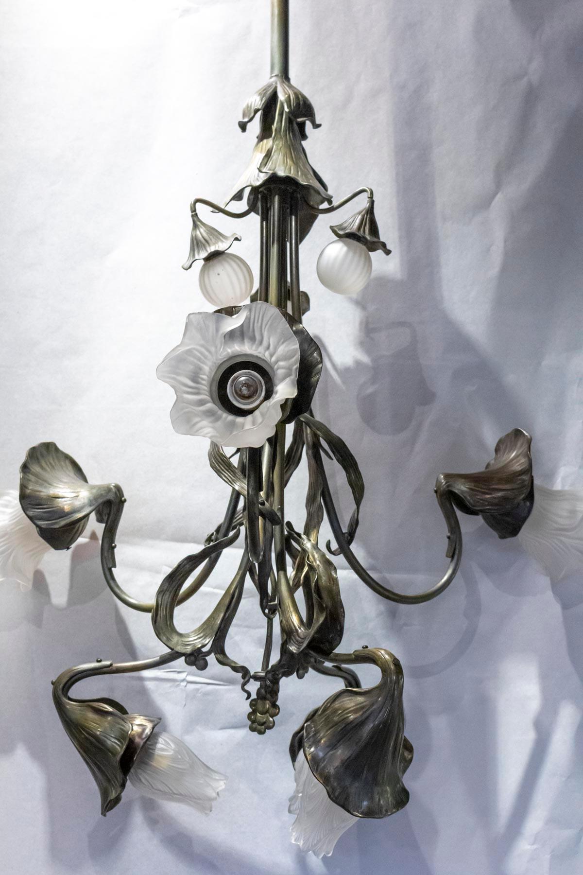 Art Nouveau floral chandelier, designed by Jean Auguste Dampt and created by Henri Beau, 1900,
6 lights with 6 blown glass tulips, 3 closed flowers, 3 open flowers, 3 blown glass buttons not original light
Measures: H 110cm, D 90cm.