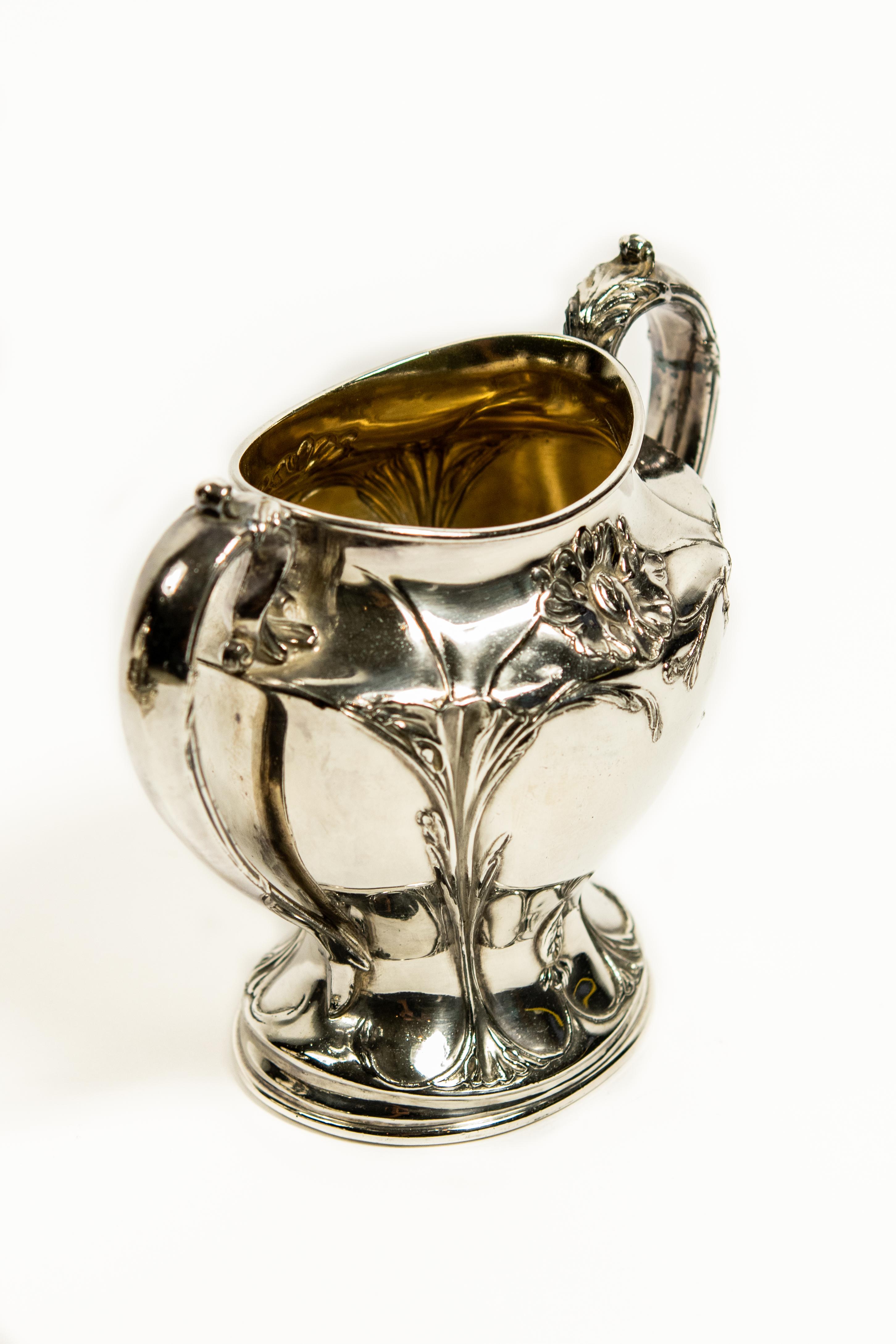 Art Nouveau Floral Silver Plate Tea and Coffee Service Set and Tray by Pairpoint In Good Condition In Miami Beach, FL
