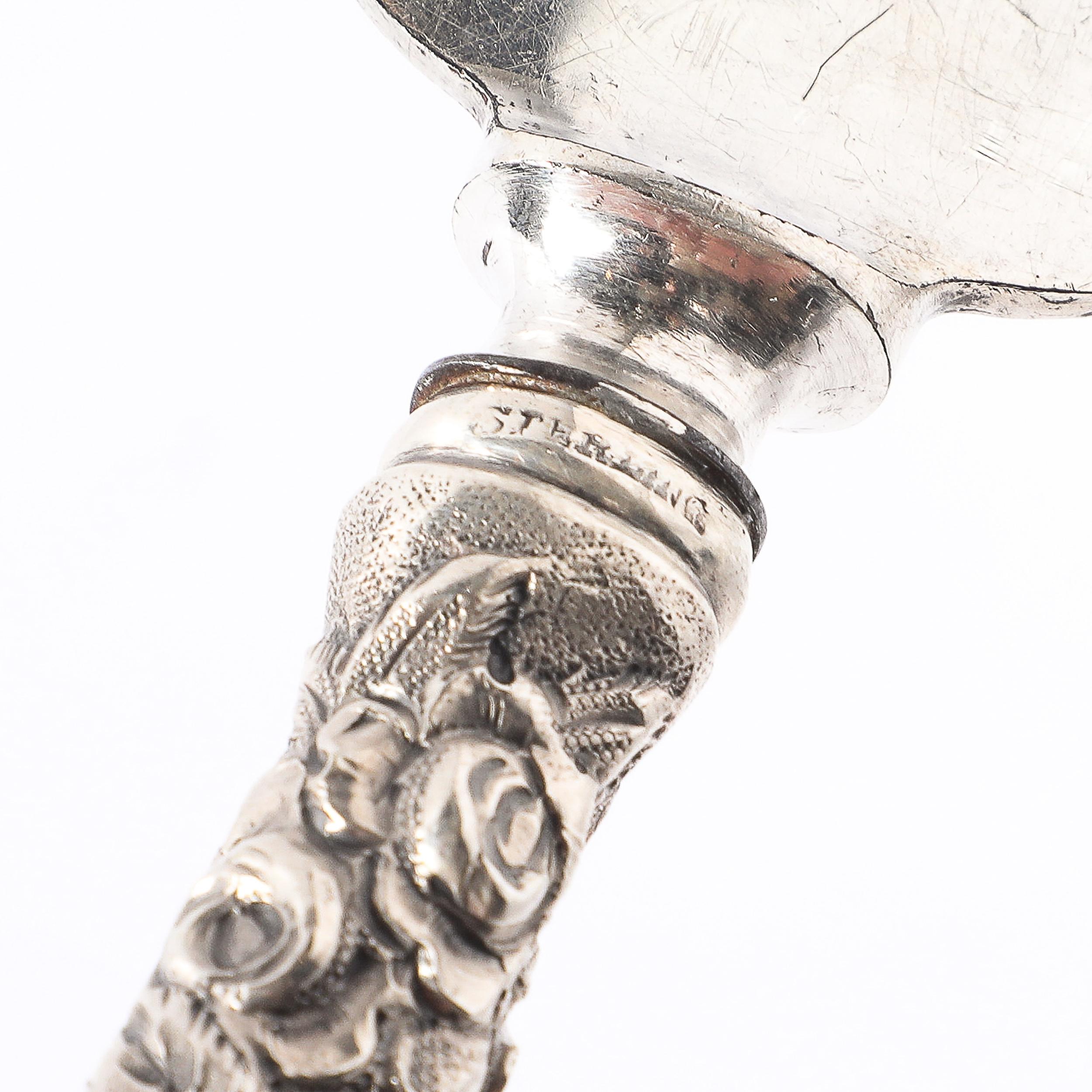 Jugendstil florale Sterling Silber Tortenheber mit D Monogramm von Kirk Stieff (Sterlingsilber) im Angebot