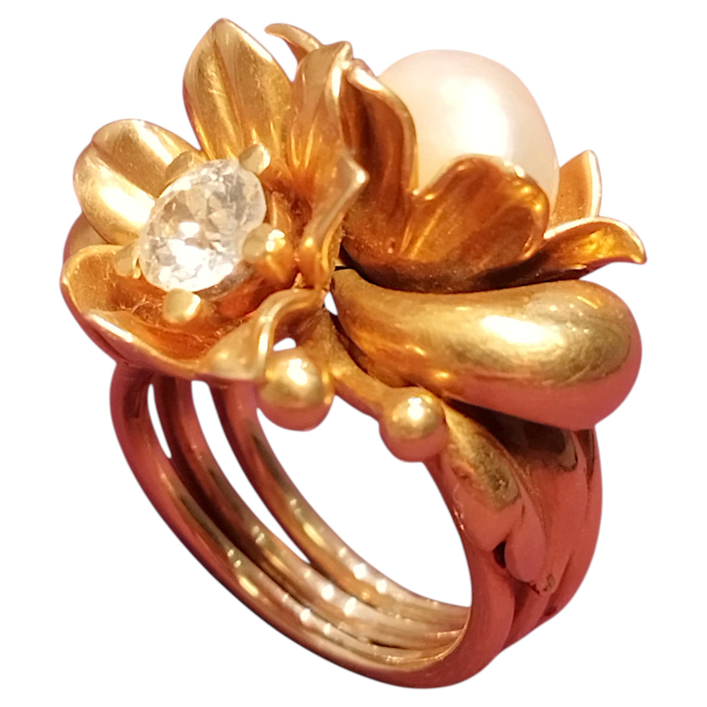 Ring im Jugendstil mit Blumen- und Blattmotiven, verziert mit Diamanten und Naturperlen