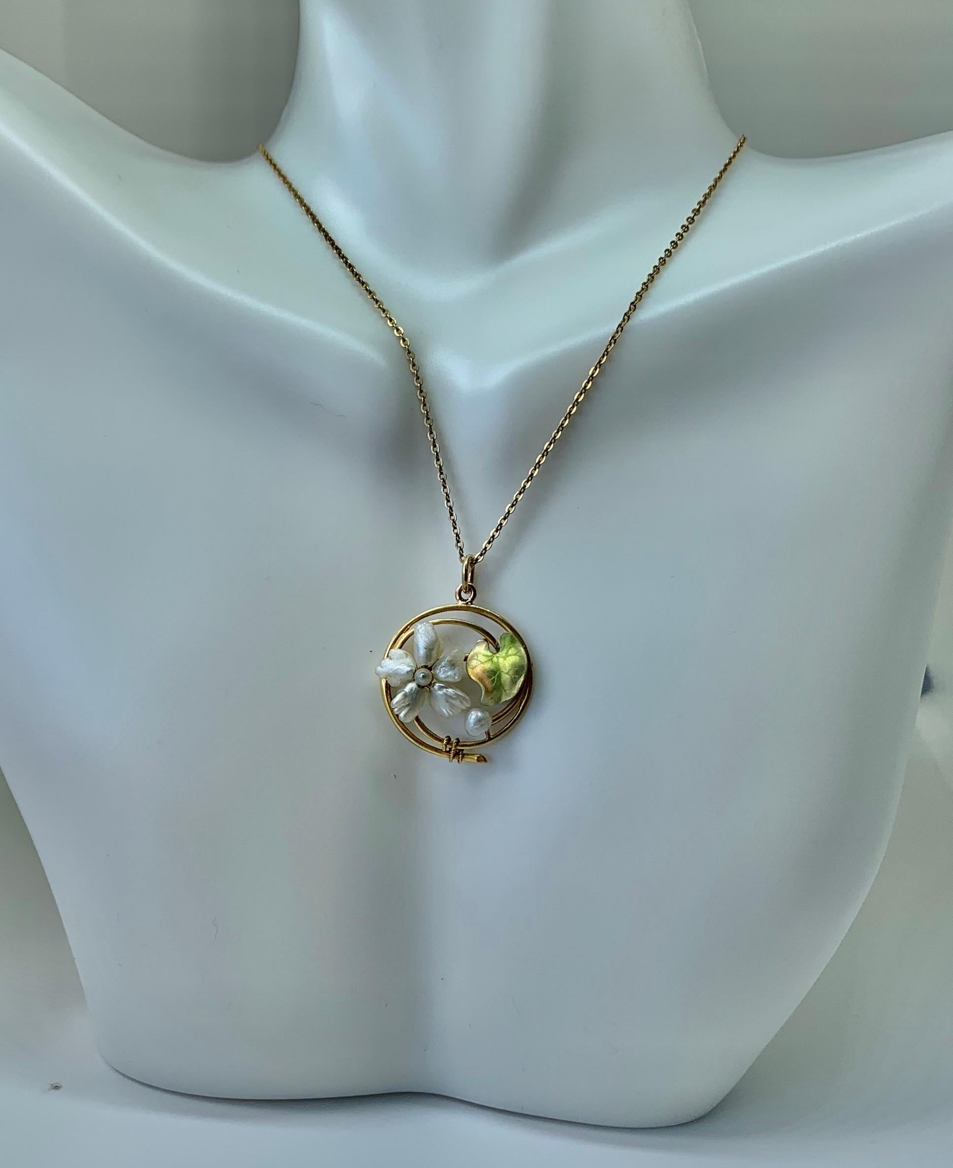 Art Nouveau Flower Lily Pad Enamel Pearl Pendant Lavaliere Necklace 14K Gold In Excellent Condition For Sale In New York, NY