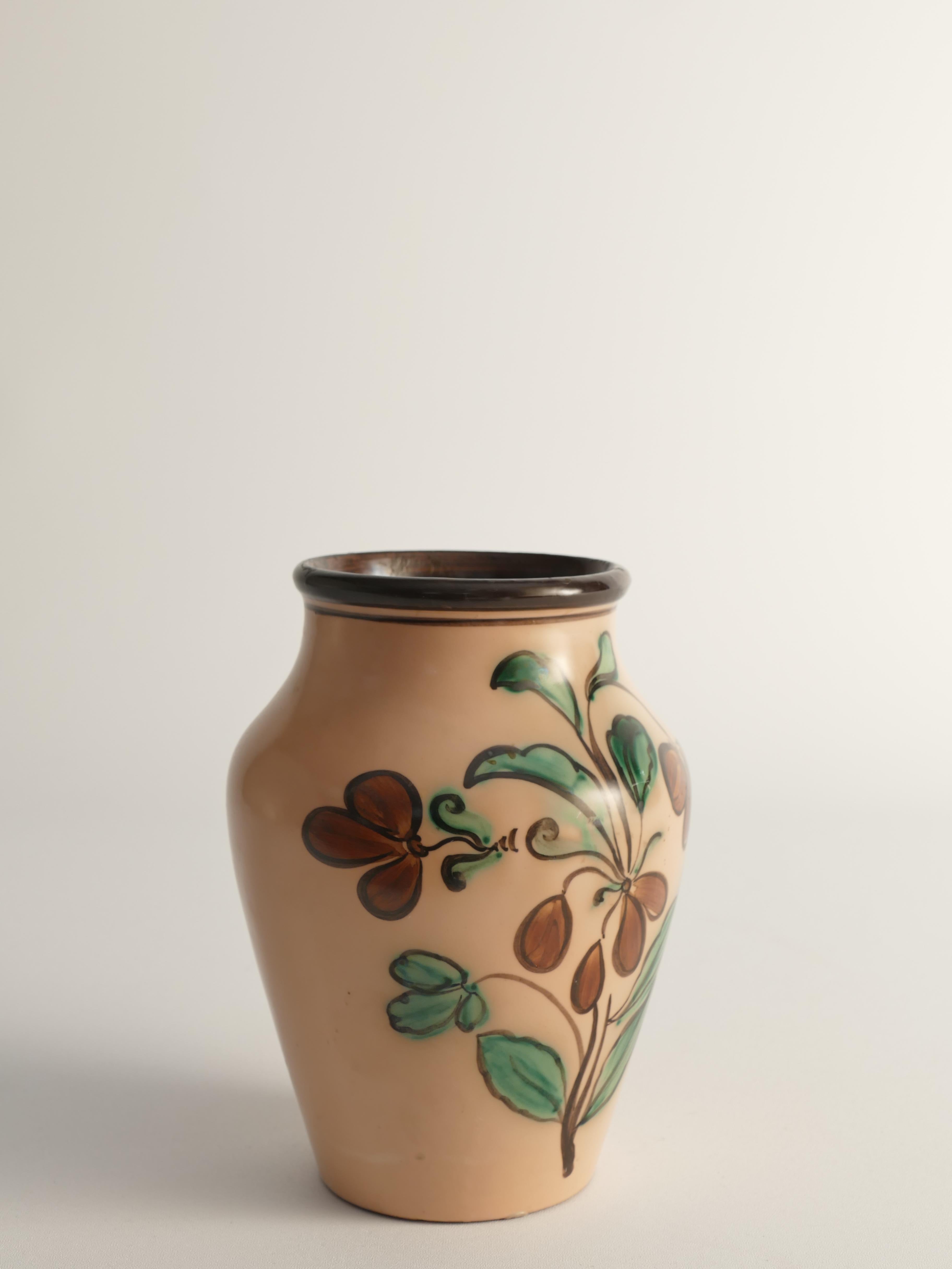 Suédois Vase en faïence Art Nouveau à motif de fleurs par Sala, Suède, années 1920 en vente