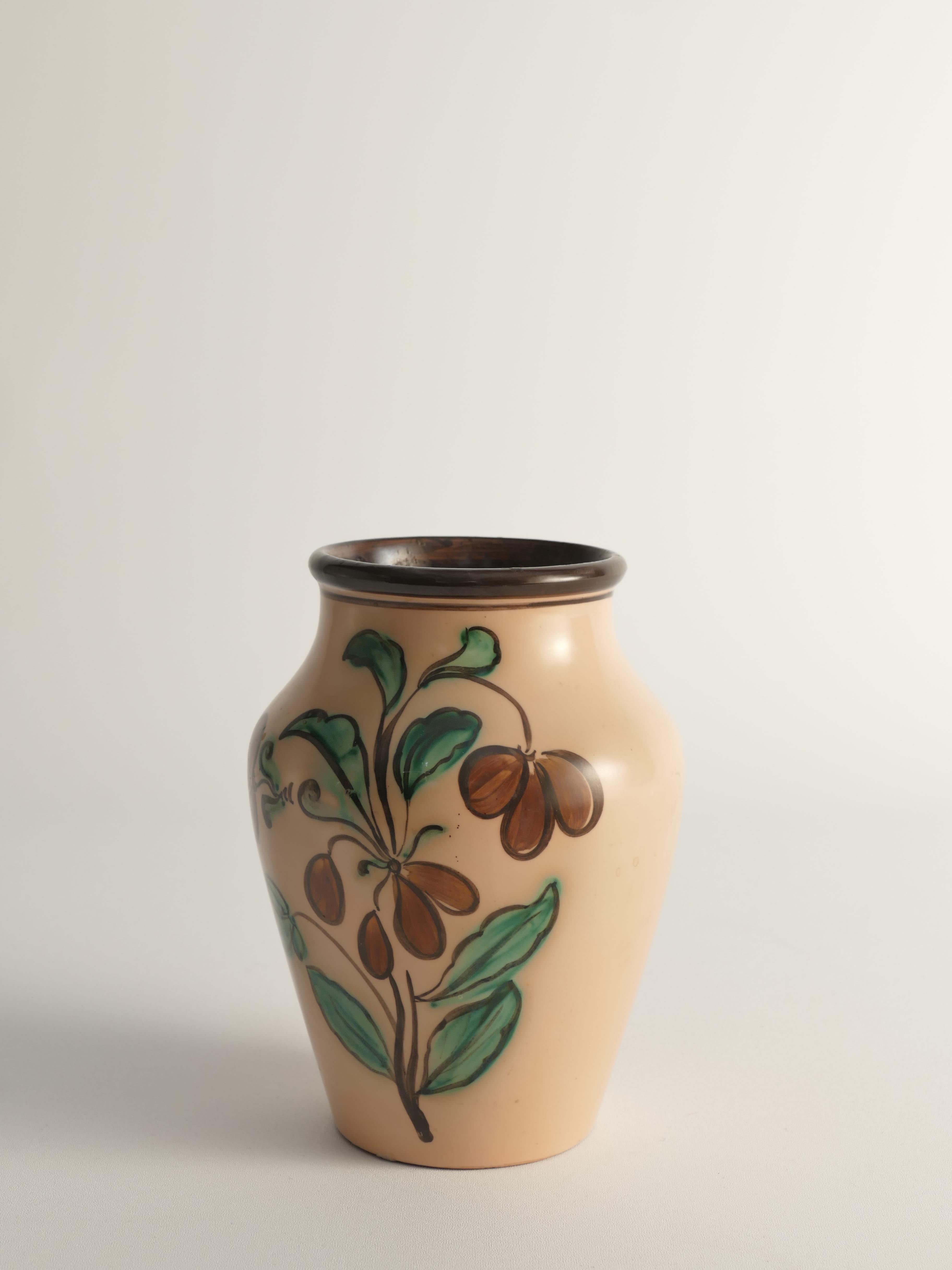 Début du 20ème siècle Vase en faïence Art Nouveau à motif de fleurs par Sala, Suède, années 1920 en vente