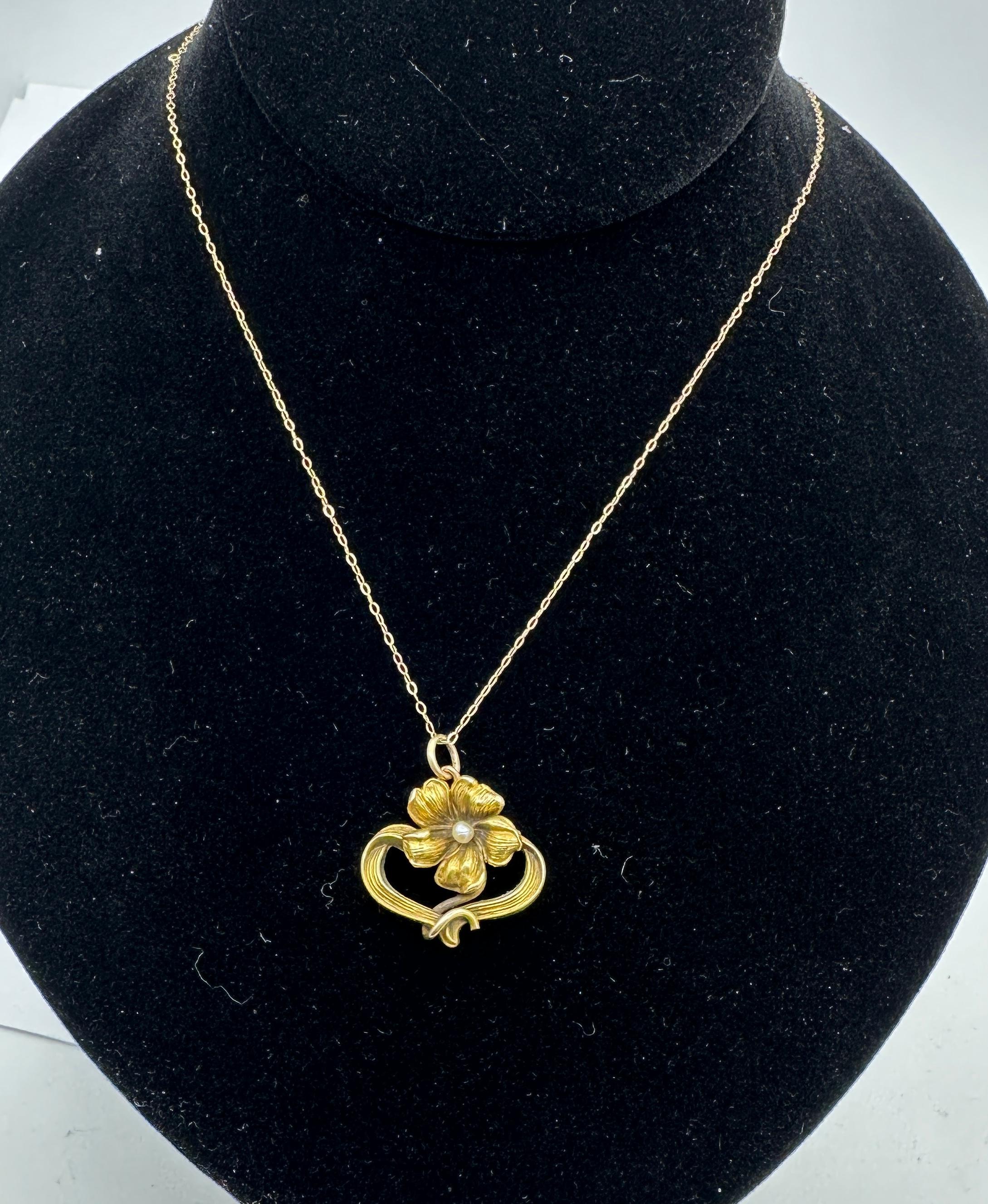 Jugendstil-Blumen-Perlen-Anhänger-Halskette Gold Antique (Art nouveau) im Angebot