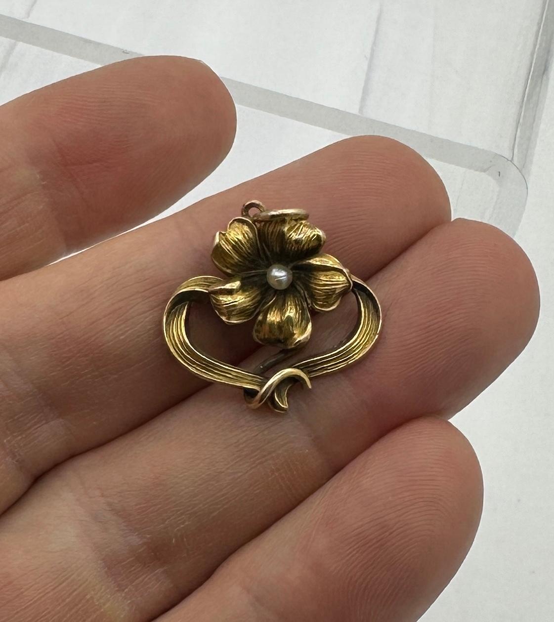 Art Nouveau Flower Pearl Pendant Necklace Gold Antique For Sale 2